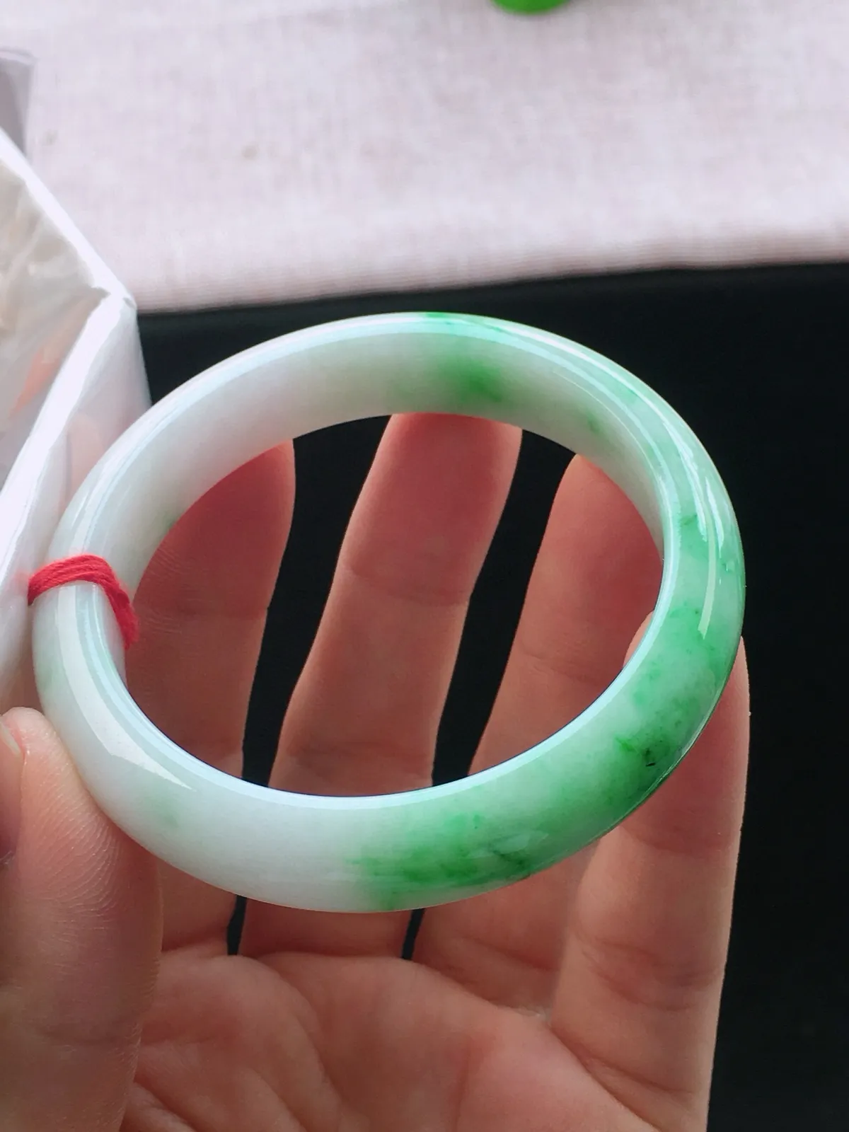 正圈54-55可戴，种老水足，尺寸55/11.7/8mm，冰飘绿正圈翡翠手镯