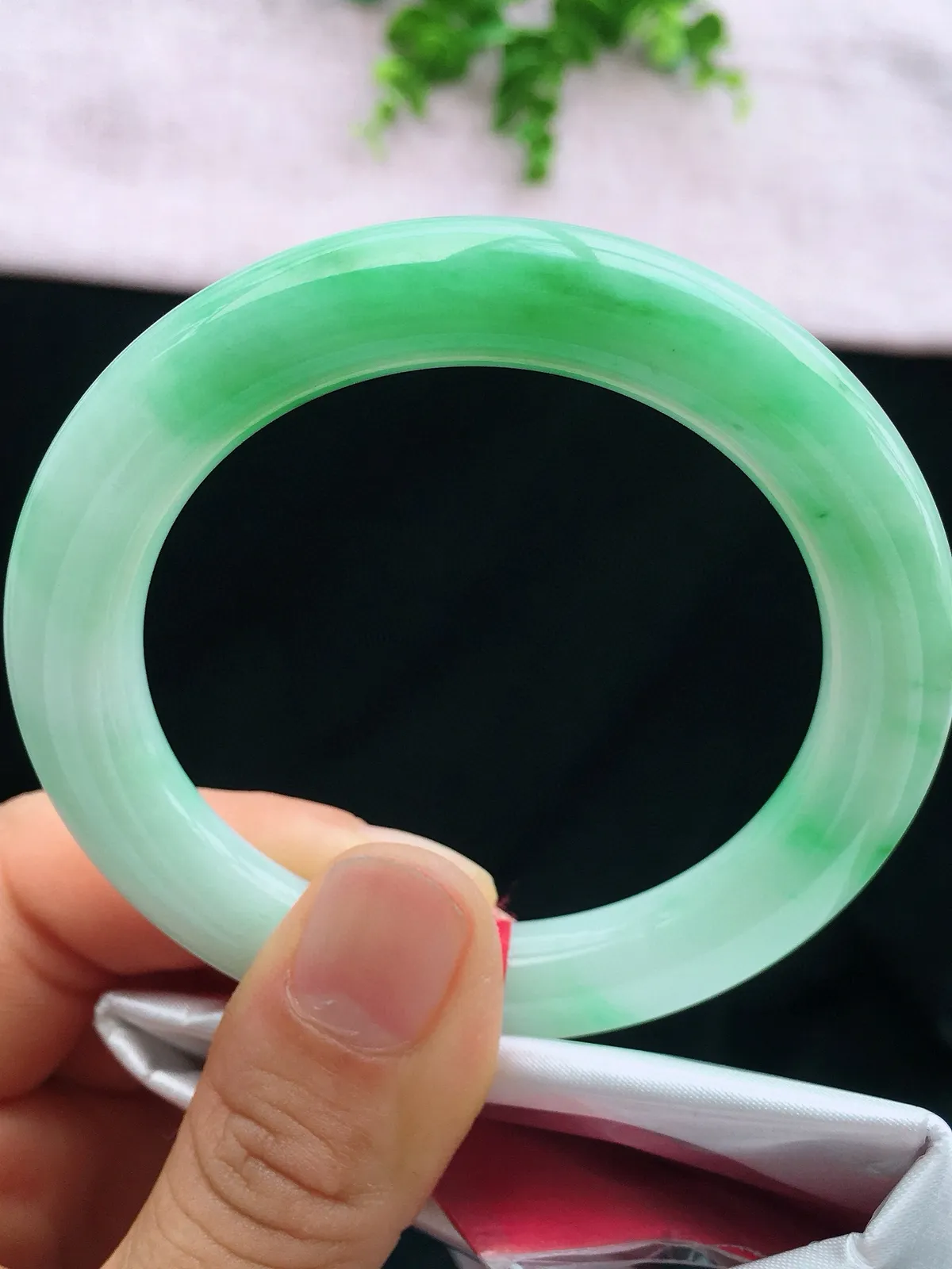 种老水足，尺寸53/9.5/9.5mm，飘绿圆条翡翠手镯