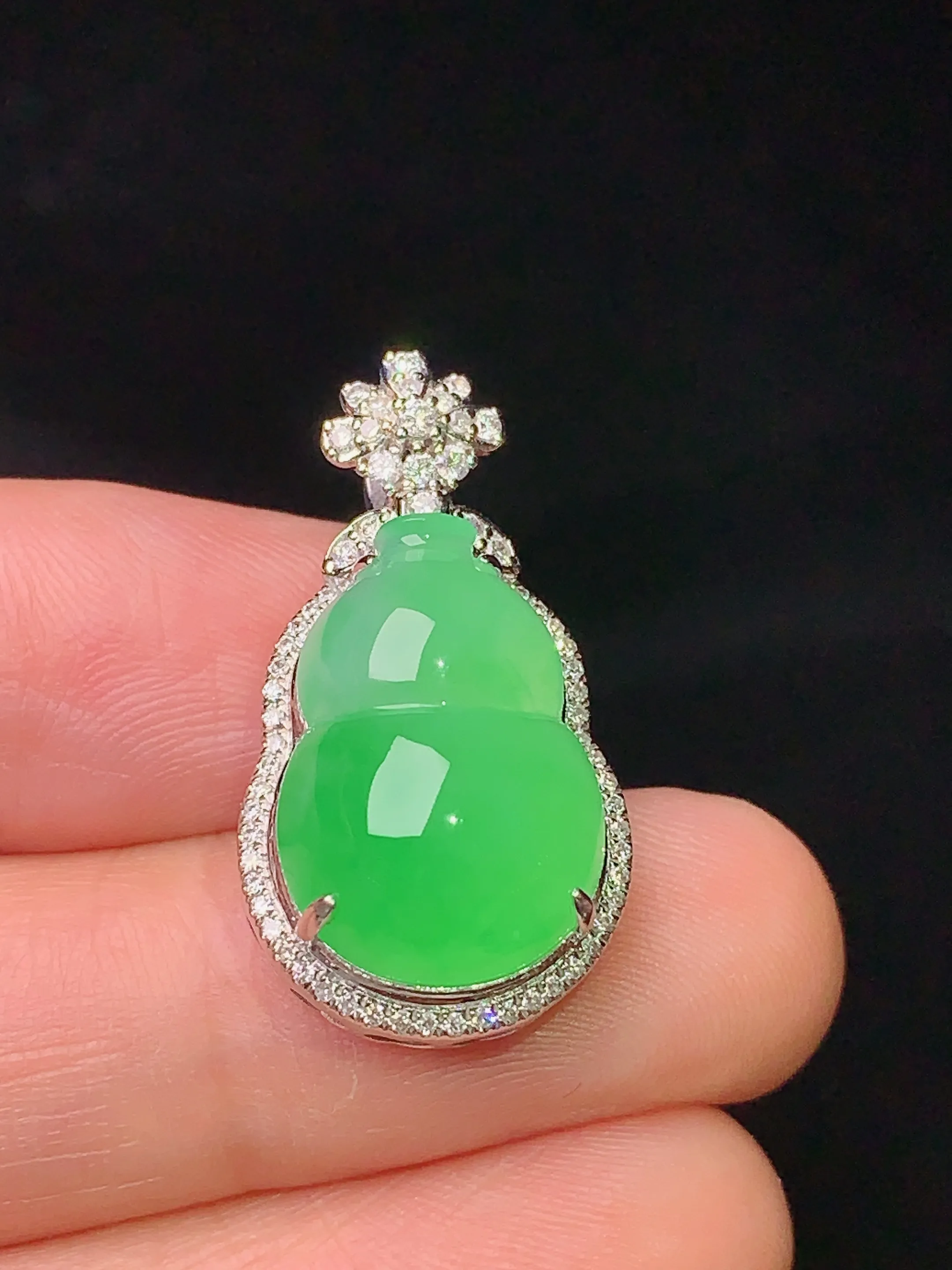 18k金钻镶嵌翠绿葫芦吊坠 玉质细腻 水润亮眼 色泽艳丽 整体尺寸26*14.2*10.6