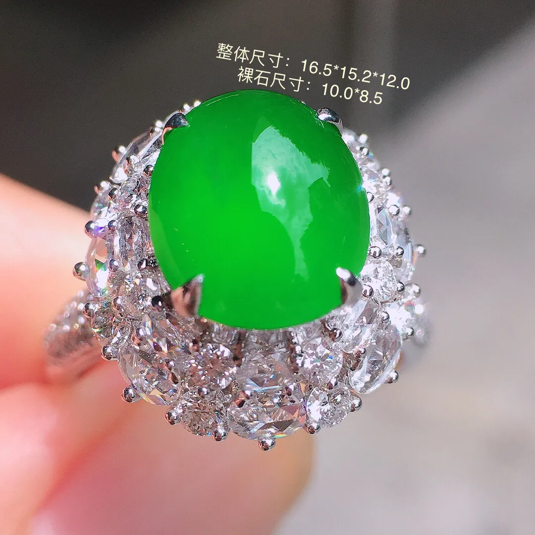 辣绿蛋面戒指，色泽均匀艳丽，玉质细腻，荧光感超
强，饱满圆润，气质满满。18k
金豪华镶嵌