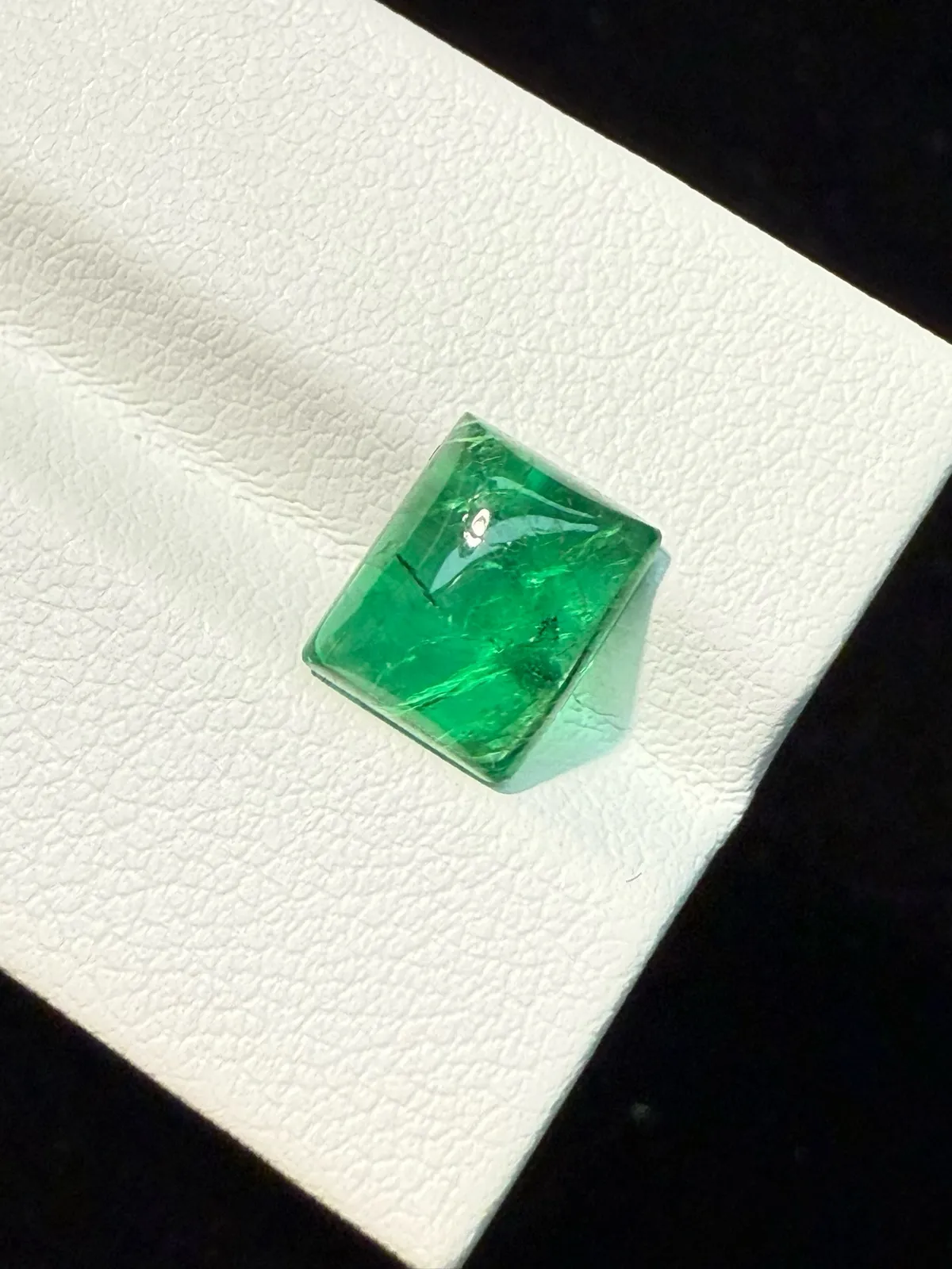 2.135ct天然祖母绿裸石，尺寸9*7.3*3.7毫米，颜色美艳 ，晶体通透，火彩足