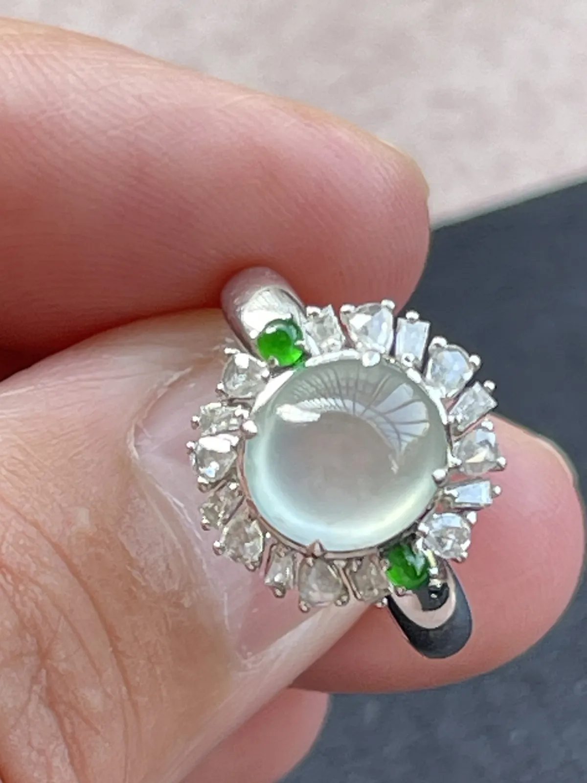 缅甸翡翠A货，女冰戒，光感十足，平平安安，健健康康，快快乐乐，上手效果很好，裸石尺寸8.6/8/5