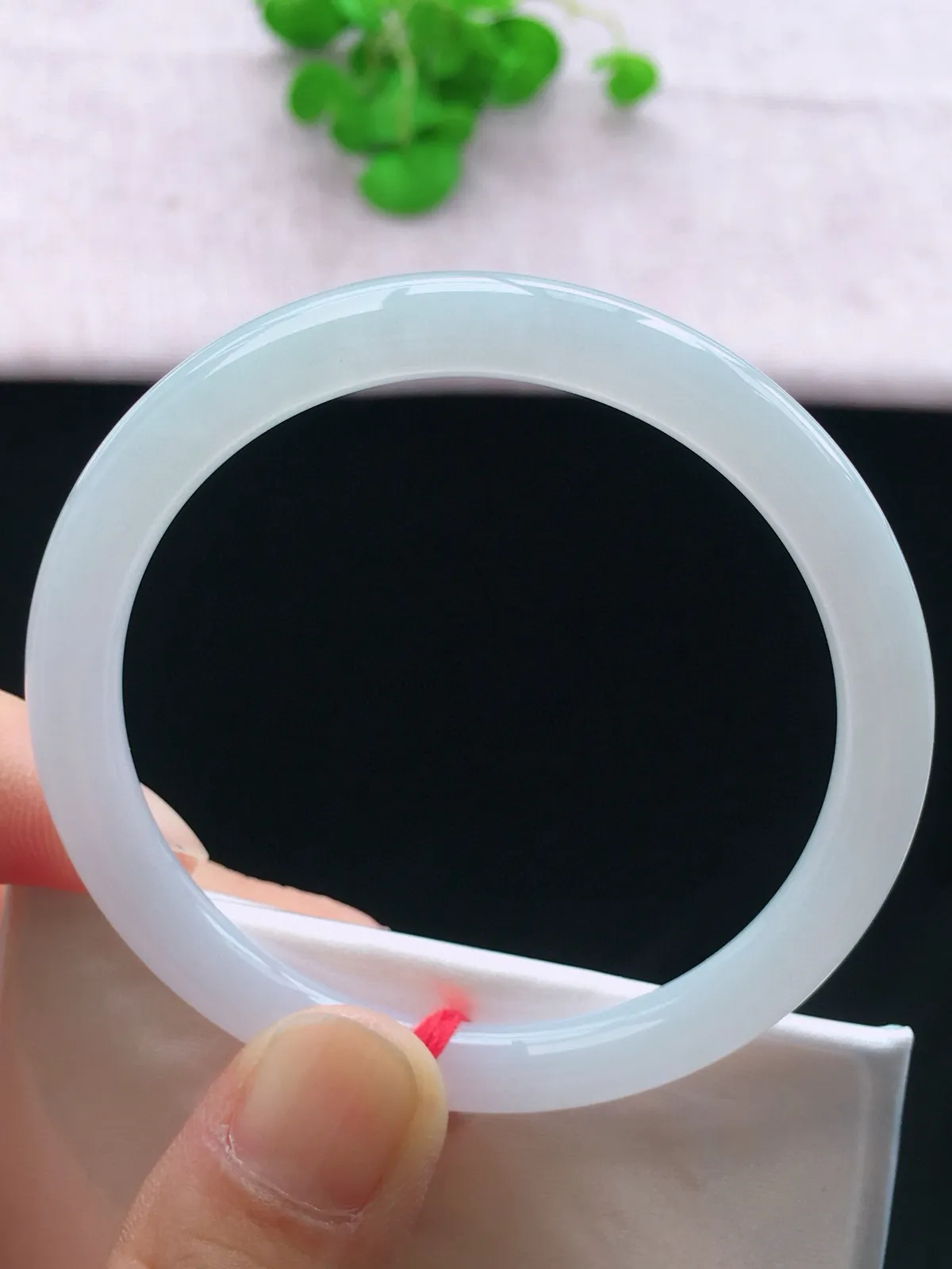 正圈55-56可戴，种老水足，尺寸54/7/7mm，白冰圆条翡翠手镯