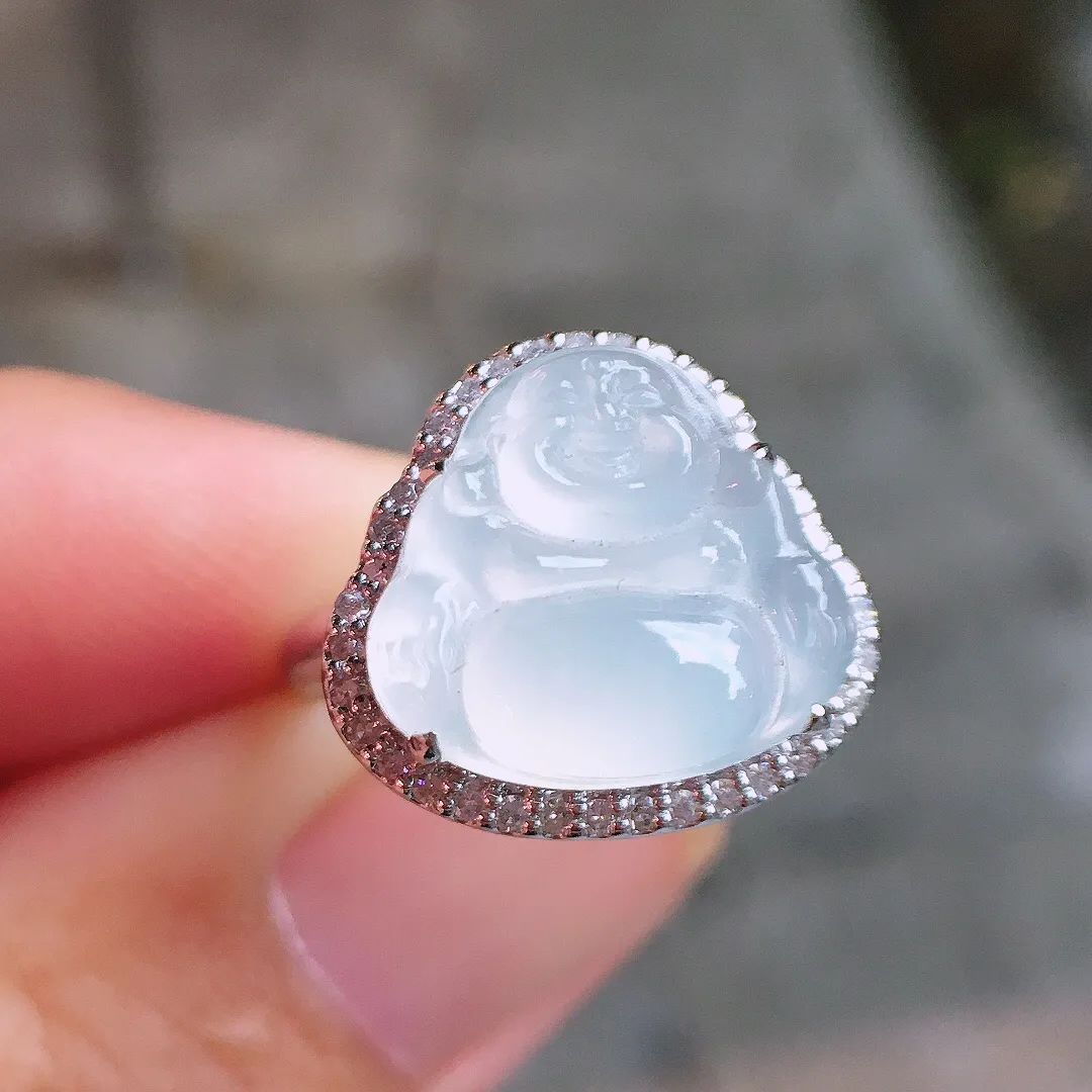 冰种佛公戒指，玉质细腻，荧光感超
强，饱满圆润，气质满满。18k
金豪华镶嵌