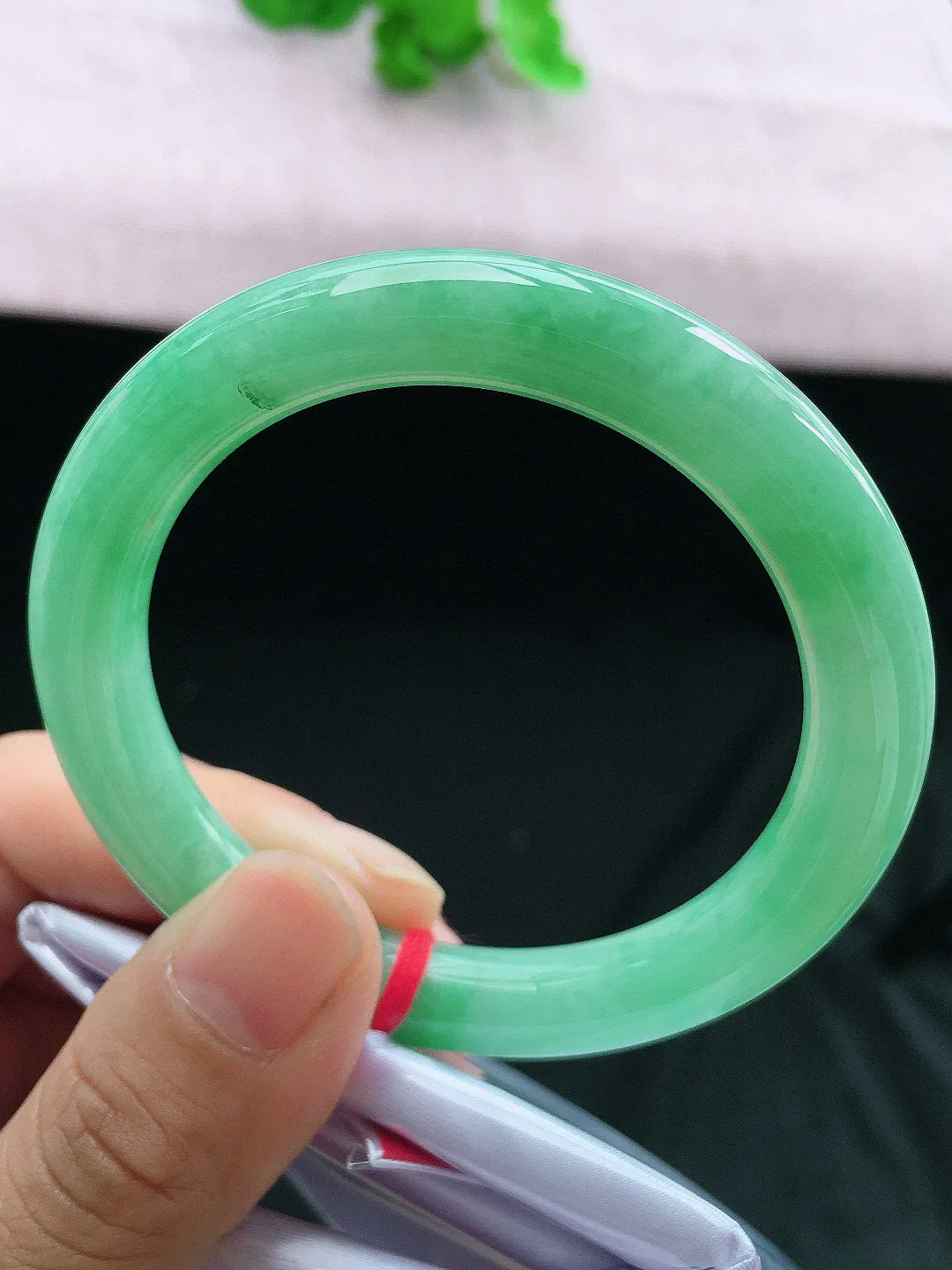 正圈53-54可戴，种老水足，尺寸52/8.8/8.8mm，满绿圆条翡翠手镯