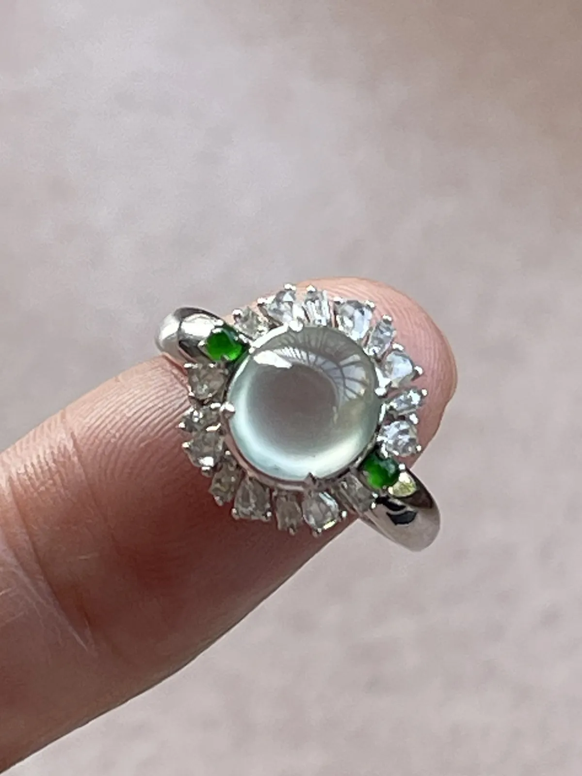 缅甸翡翠A货，女冰戒，光感十足，平平安安，健健康康，快快乐乐，上手效果很好，裸石尺寸8.6/8/5