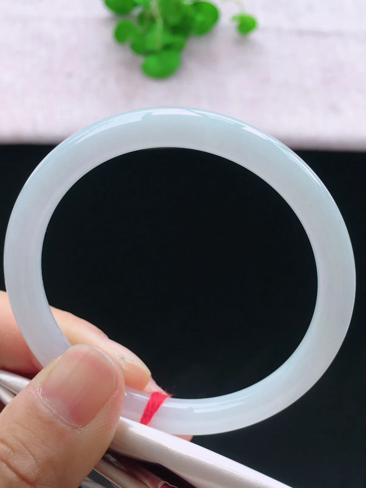 正圈55-56可戴，种老水足，尺寸54/7/7mm，白冰圆条翡翠手镯