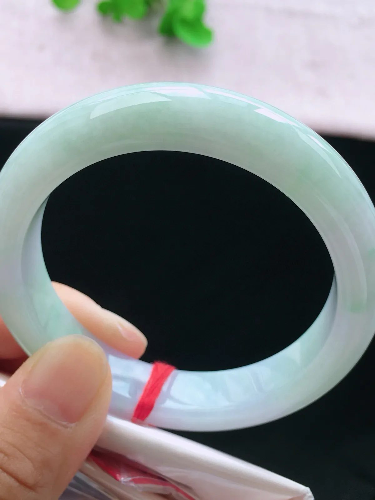 正圈55-56可戴，种老水足，尺寸55.9/12.5/8.7mm，春彩正圈翡翠手镯