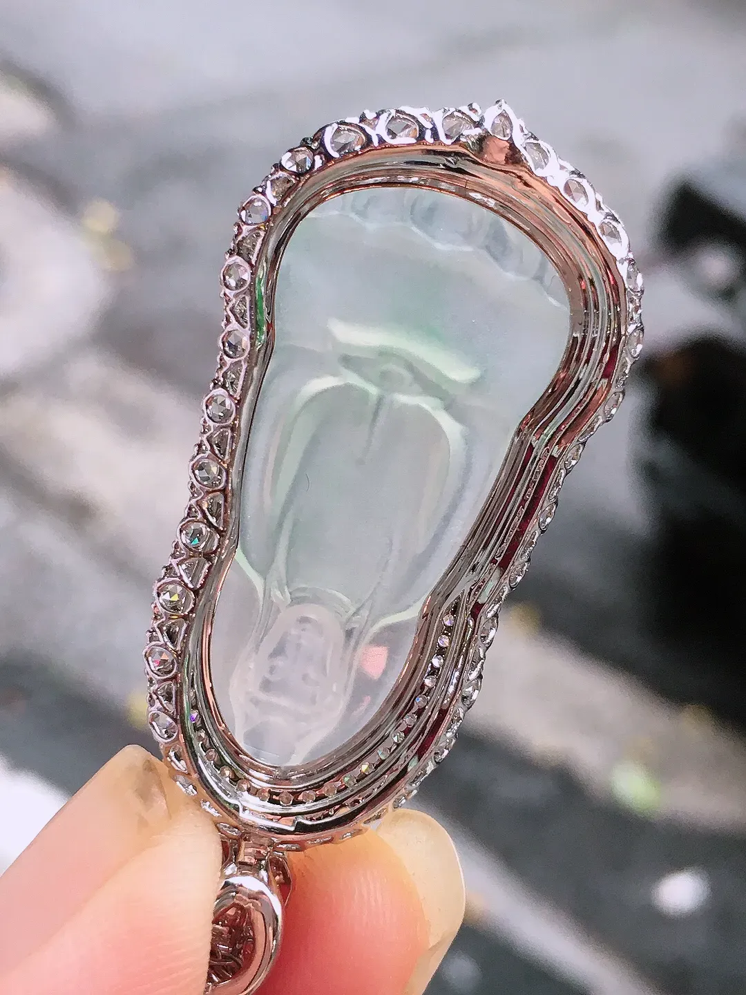 冰种观音吊坠，玉质细腻，荧光感超
强，饱满圆润，气质满满。18k
金豪华镶嵌