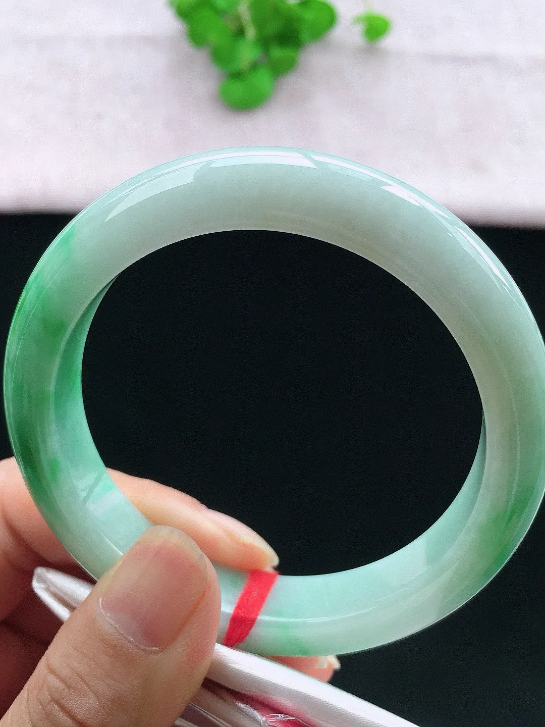 正圈58-59可戴，种老水足，尺寸58.8/12.2/9.3mm，冰飘绿正圈翡翠手镯