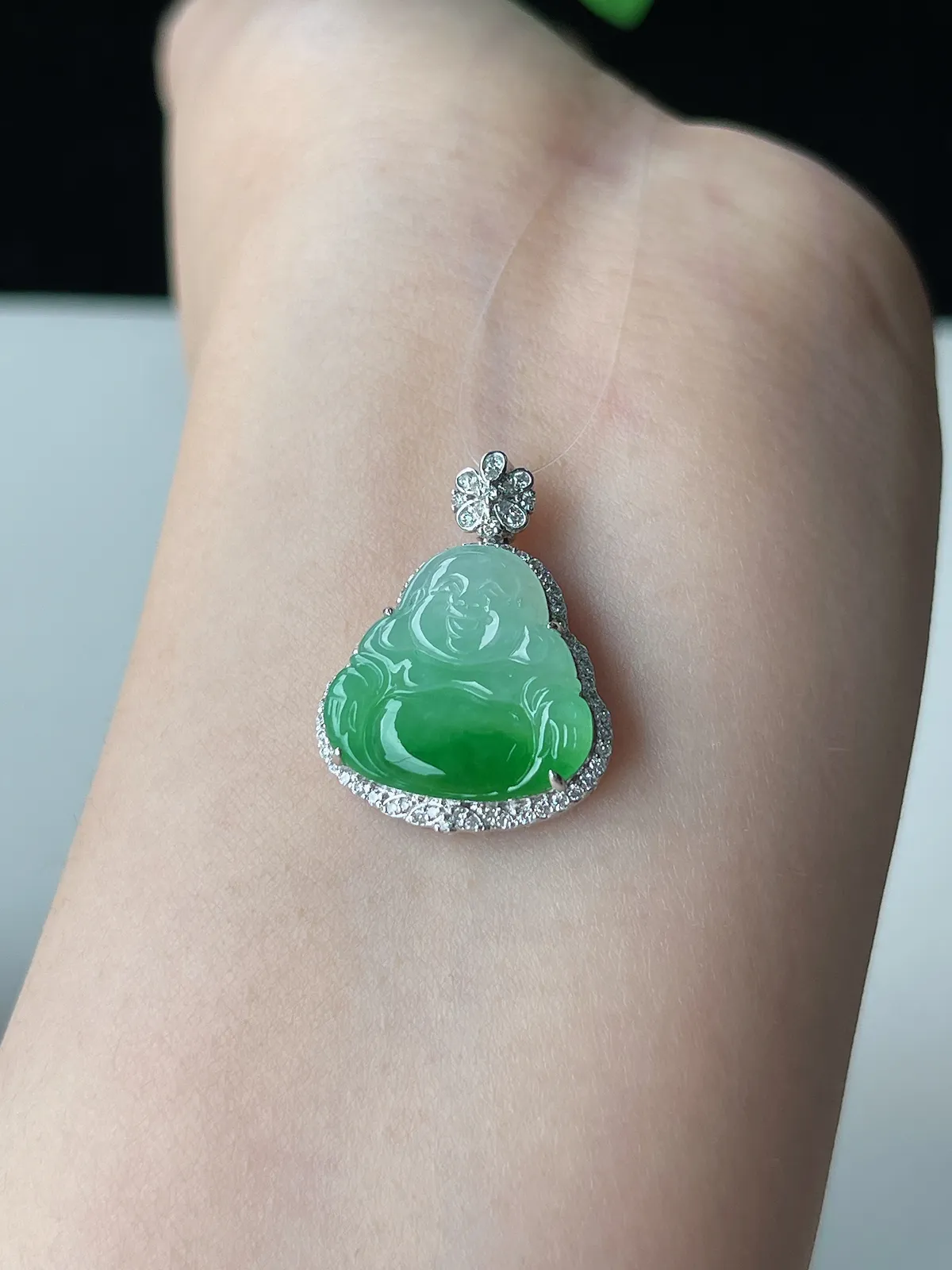 翡翠糯化种浅绿色吊坠，印记：G18K