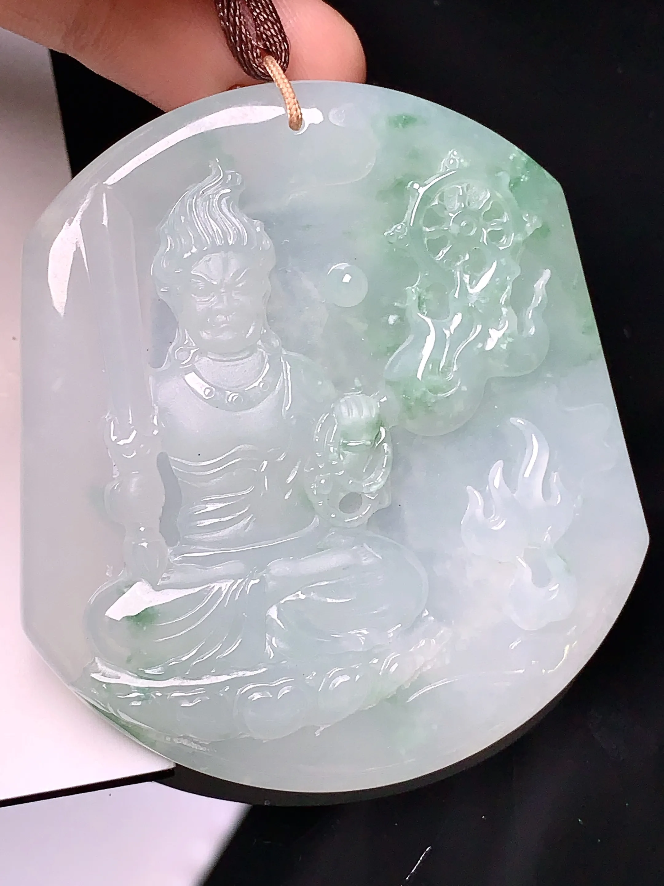 飘绿不动冥王吊坠 玉质细腻 水润亮眼 色泽艳丽 整体尺寸57*51.6*6.5