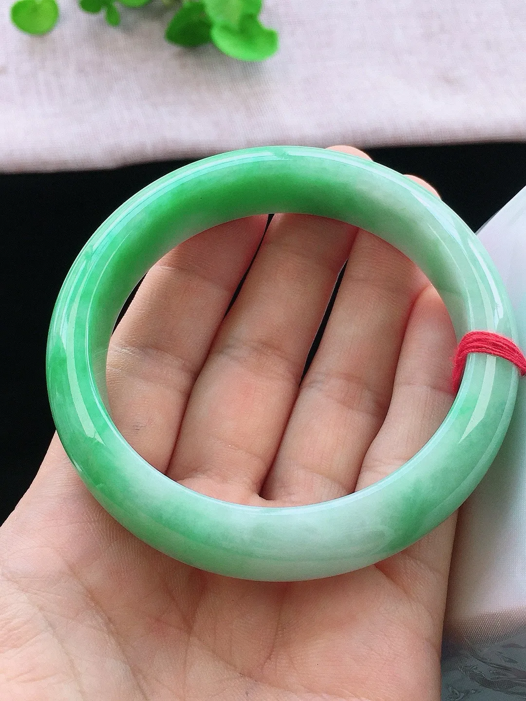 正圈52-53可戴，种老水足，尺寸52.7/11.8/7.8mm，冰飘绿正圈翡翠手镯