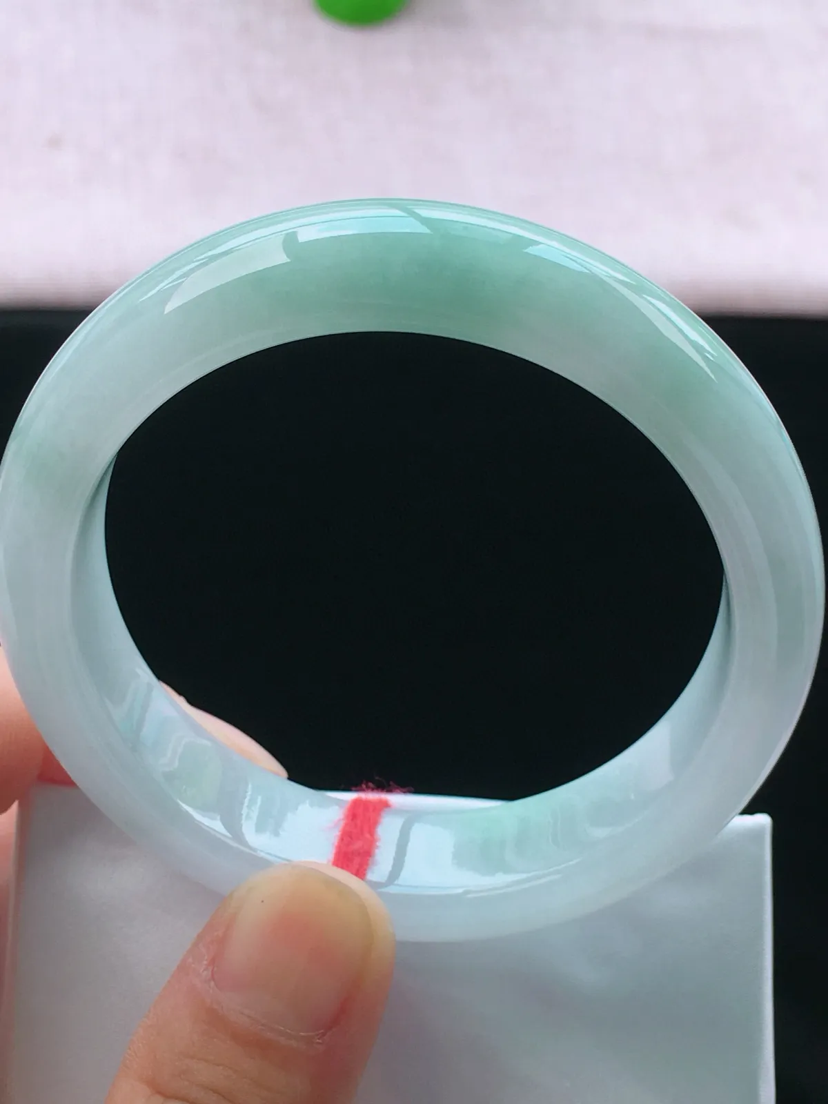 正圈56-57可戴，种老水足，宽版，尺寸56.6/14.3/8.3mm，底色正圈翡翠手镯