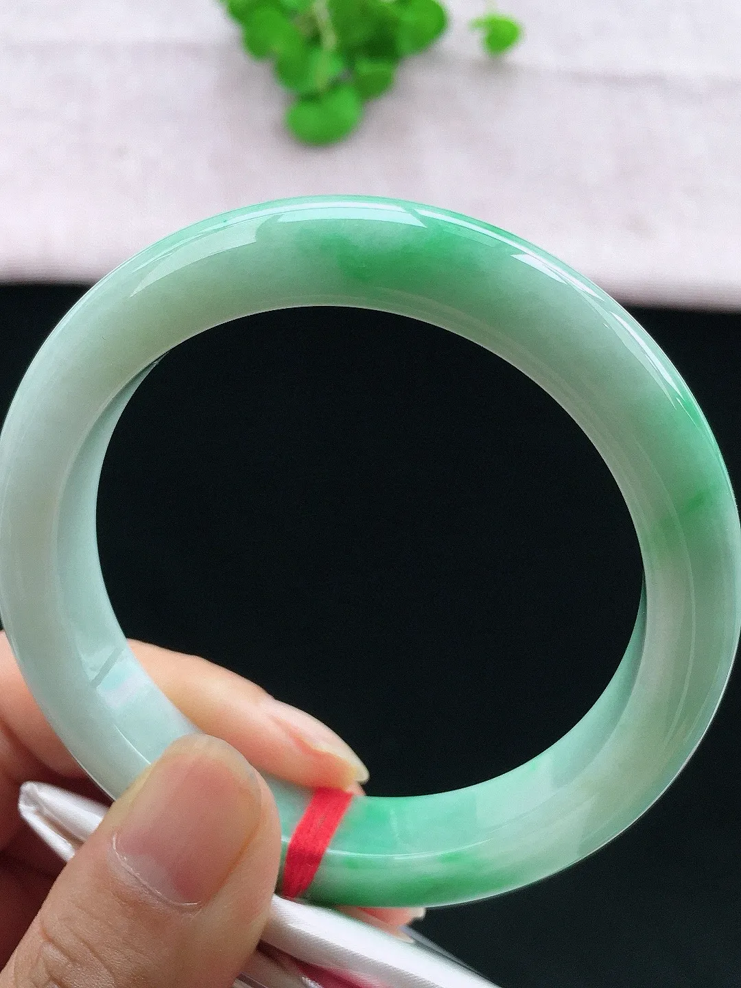正圈58-59可戴，种老水足，尺寸58.8/12.2/9.3mm，冰飘绿正圈翡翠手镯