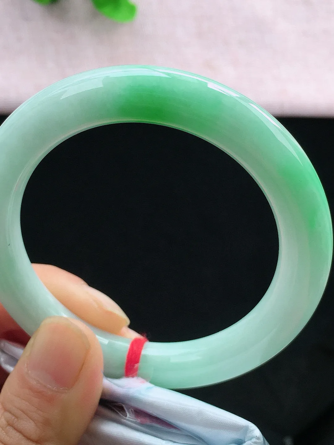 正圈57-58可戴，种老水足，尺寸56.4/10/10mm，冰飘绿圆条翡翠手
