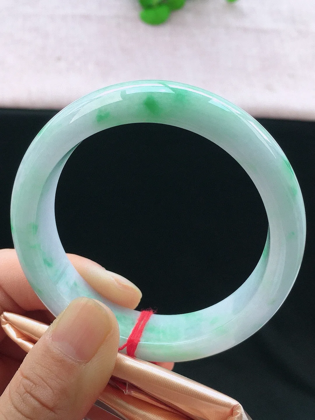 正圈57-58可戴，种老水足，宽版，尺寸57.3/16/8.4mm，冰飘绿正圈翡翠手镯