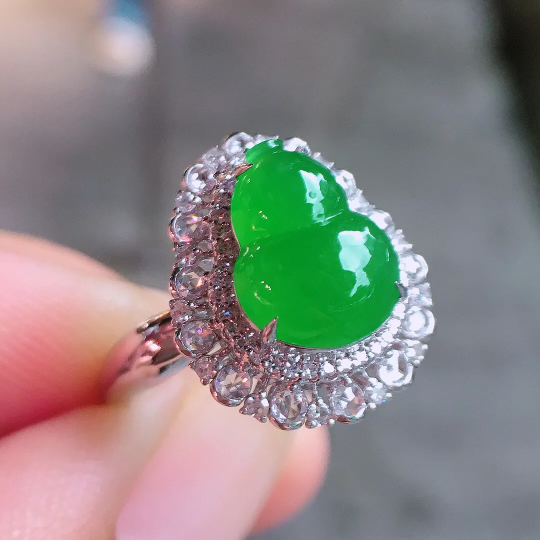 阳绿葫芦戒指，色泽均匀浓郁，玉质细腻，荧光感超
强，饱满圆润，气质满满。18k
金豪华镶嵌