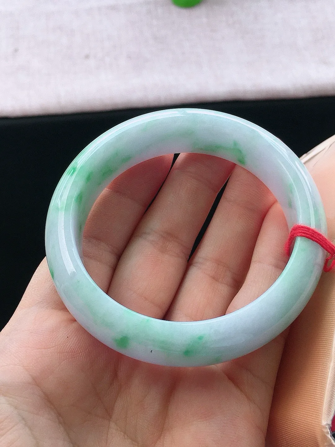正圈57-58可戴，种老水足，宽版，尺寸57.3/16/8.4mm，冰飘绿正圈翡翠手镯