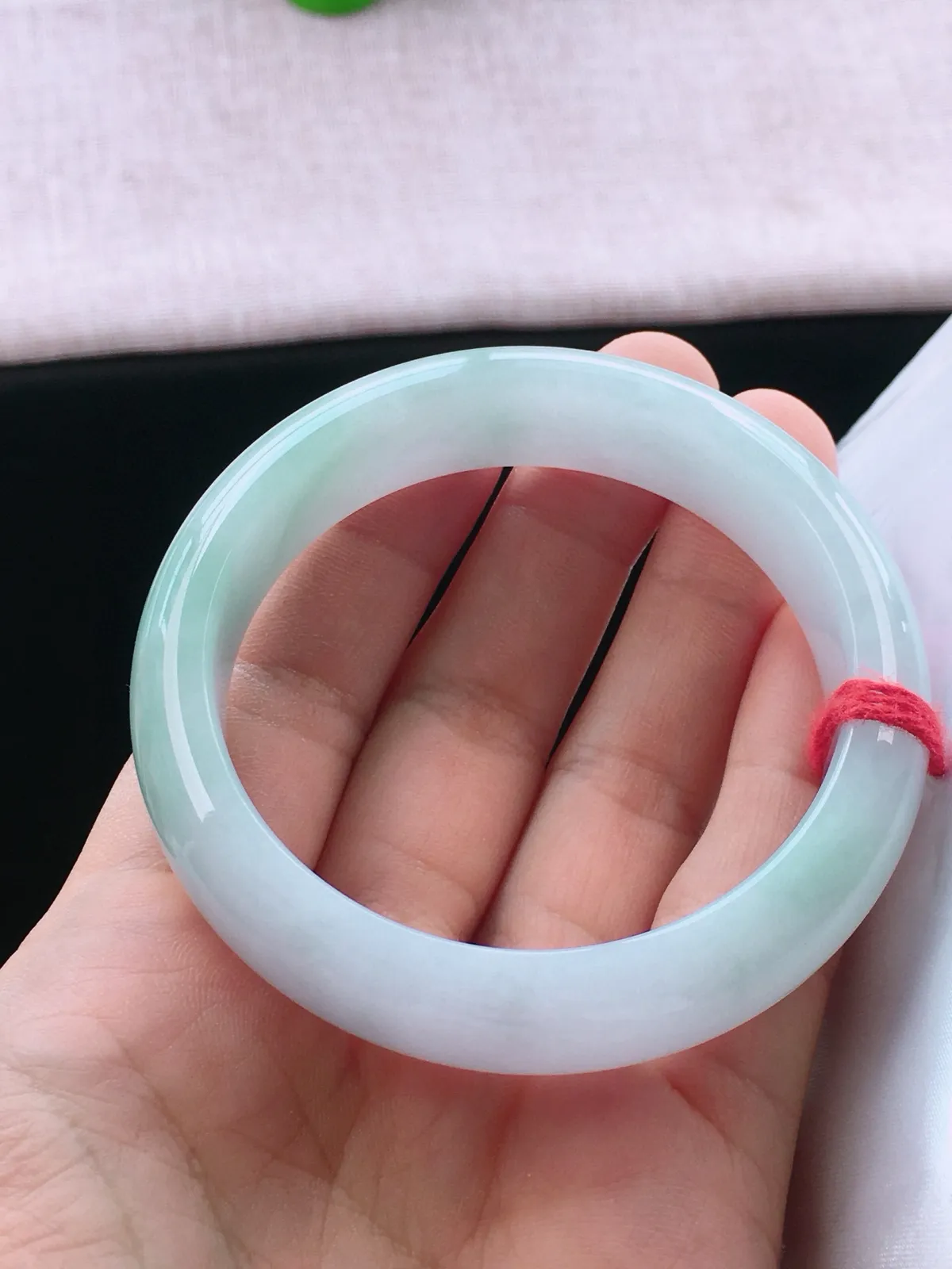 正圈56-57可戴，种老水足，宽版，尺寸56.6/14.3/8.3mm，底色正圈翡翠手镯