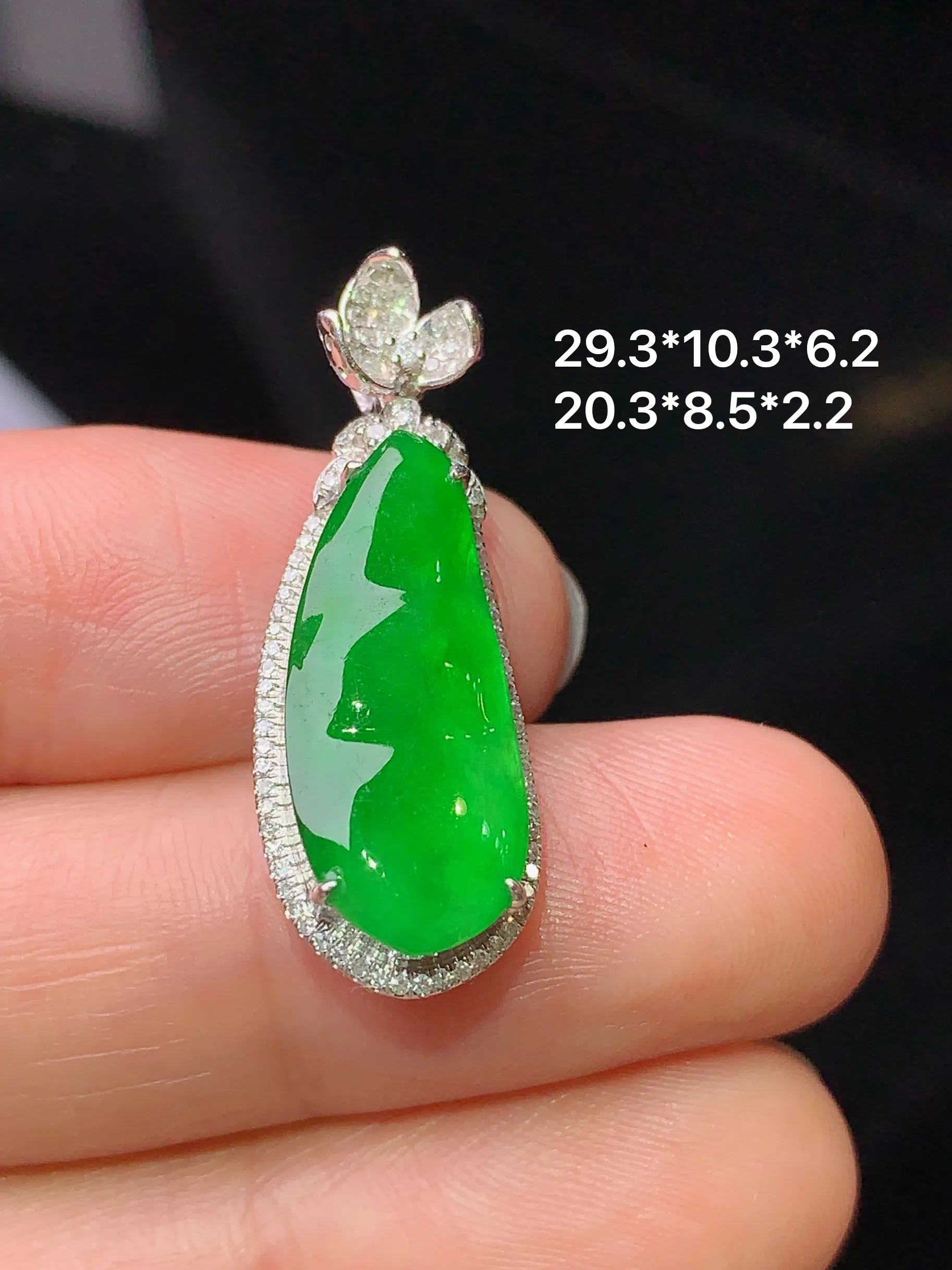 18k金钻镶嵌翠绿四季豆吊坠 玉质细腻 水润亮眼 色泽艳丽 整体尺寸29.3*10.3*6.2