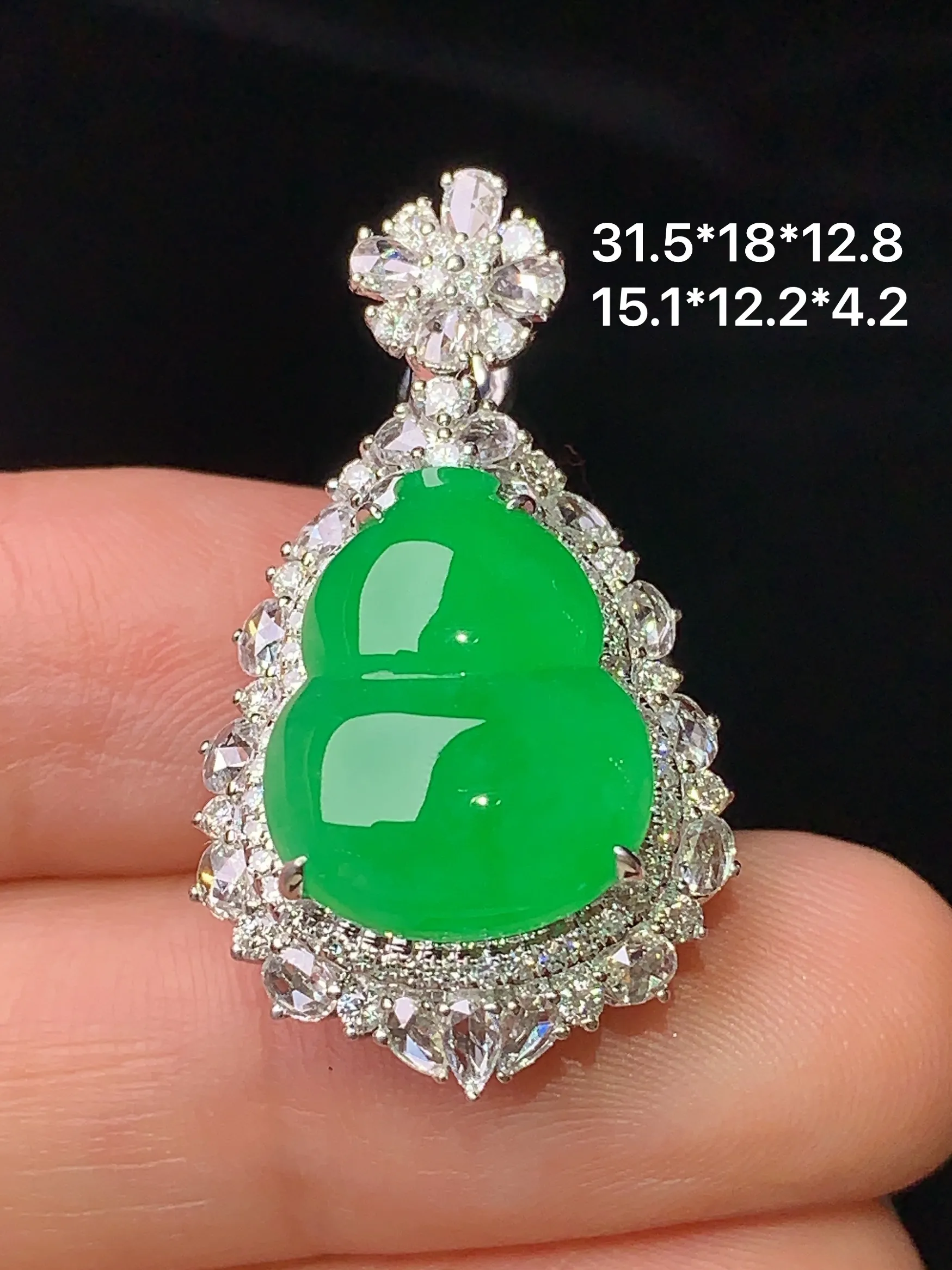18k金钻镶嵌满绿葫芦吊坠 玉质细腻 水润亮眼 色泽艳丽 整体尺寸31.5*18*12.8