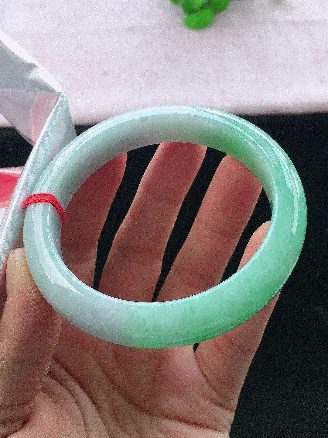 正圈62-63可戴，种老水足，尺寸62.5/12.3/9.5mm，冰飘绿大圈口正圈翡翠手镯
