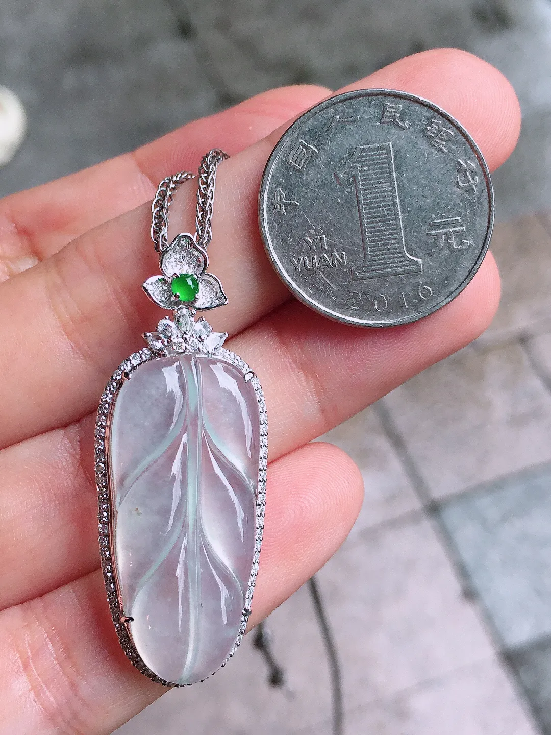 冰种玉叶吊坠，玉质细腻，荧光感超
强，饱满圆润，气质满满。18k
金豪华镶嵌