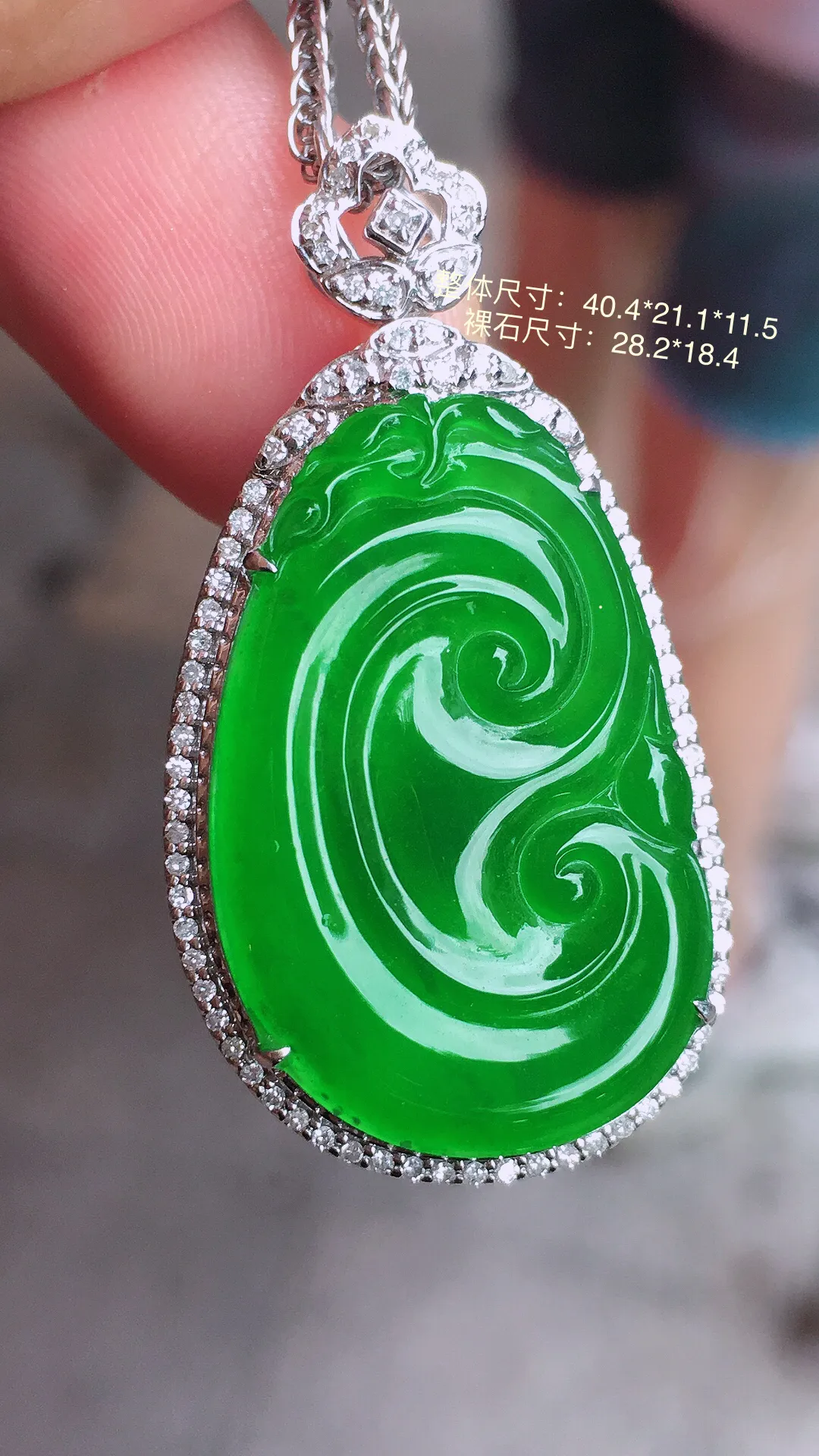满绿如意吊坠，色泽均匀浓郁，玉质细腻，荧光感超
强，饱满圆润，气质满满。18k
金豪华镶嵌