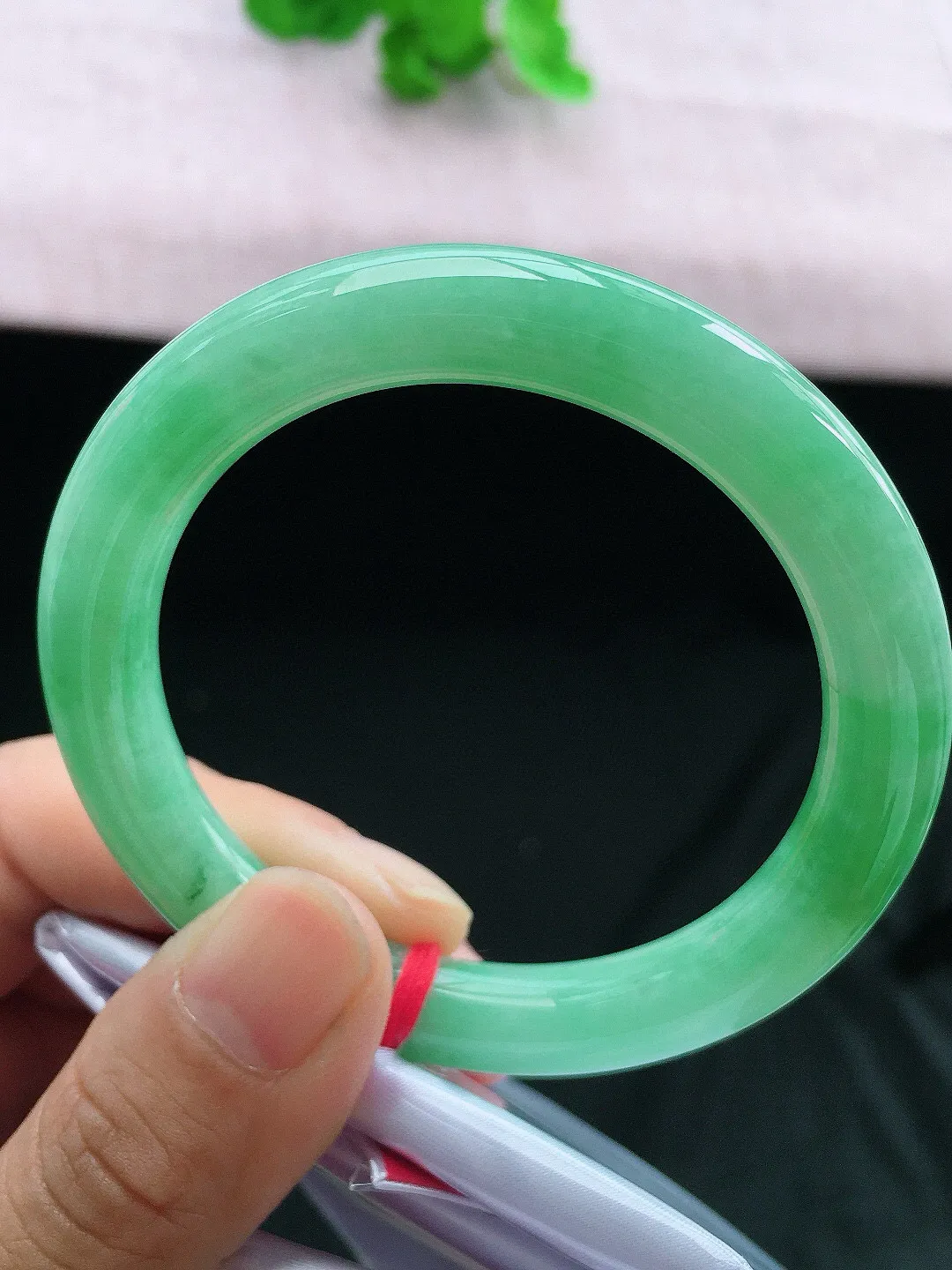 正圈53-54可戴，种老水足，尺寸52/8.8/8.8mm，满绿圆条翡翠手镯