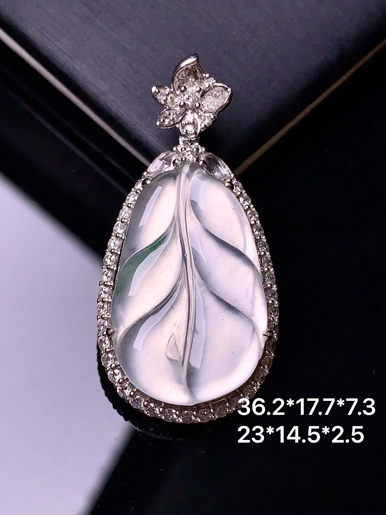 18k金钻镶嵌冰种树叶吊坠 玉质细腻 水润亮眼 色泽艳丽 整体尺寸36.2*17.7*7.3