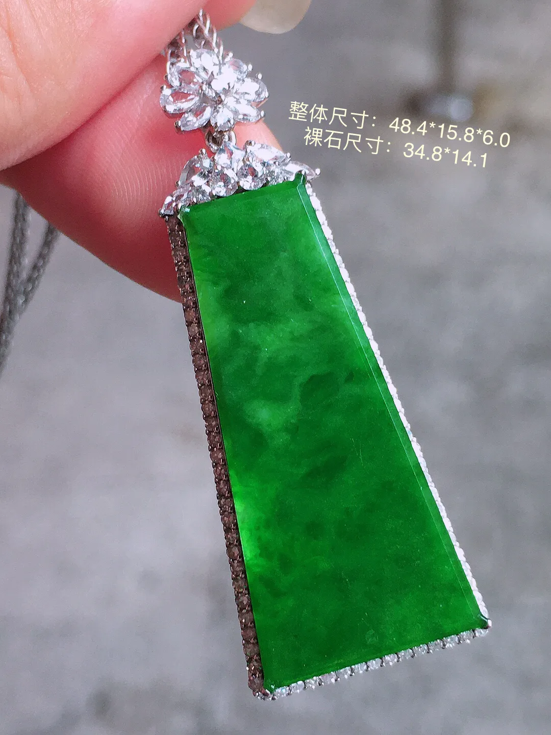 阳绿无事牌吊坠，色泽均匀浓郁，玉质细腻，荧光感超
强，饱满圆润，气质满满。18k
金豪华镶嵌