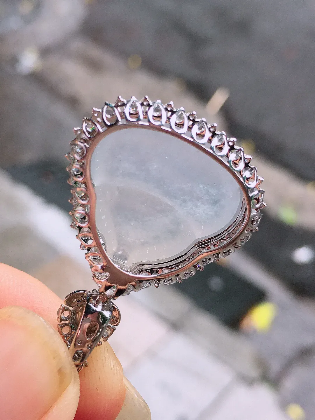冰种葫芦吊坠，玉质细腻，荧光感超
强，饱满圆润，气质满满。18k
金豪华镶嵌