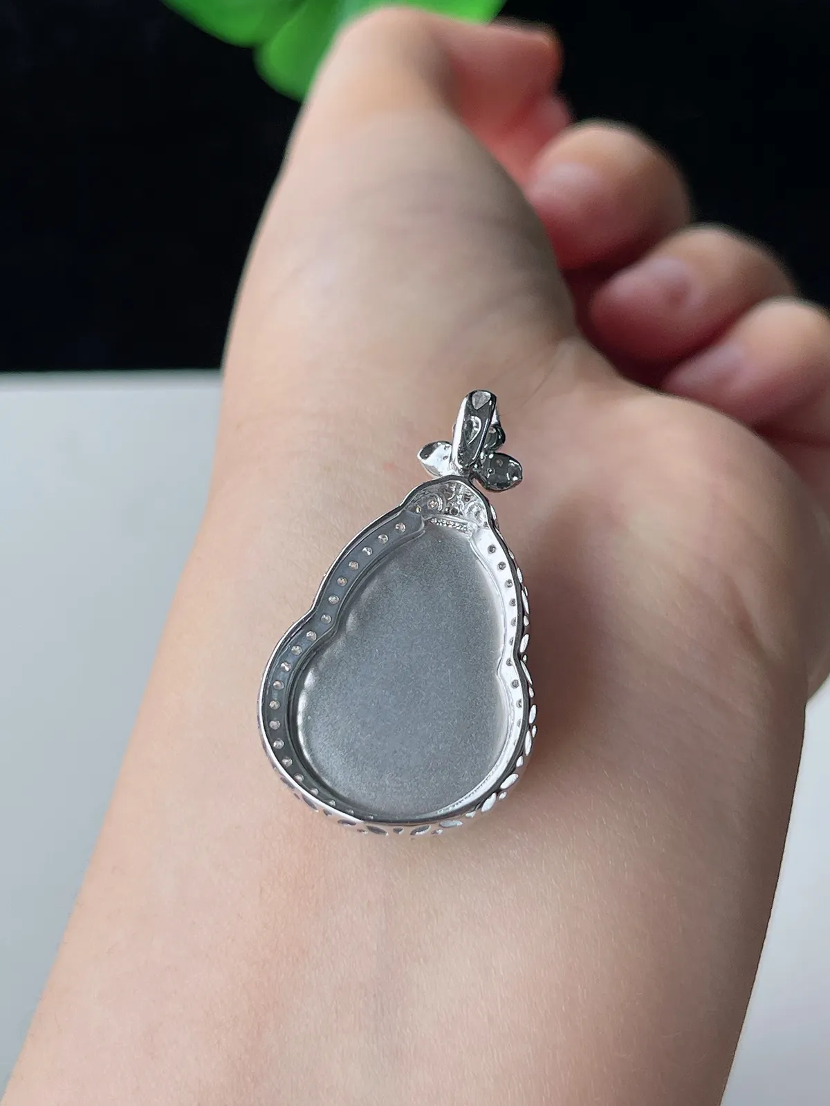 翡翠挂坠，印记：G18K