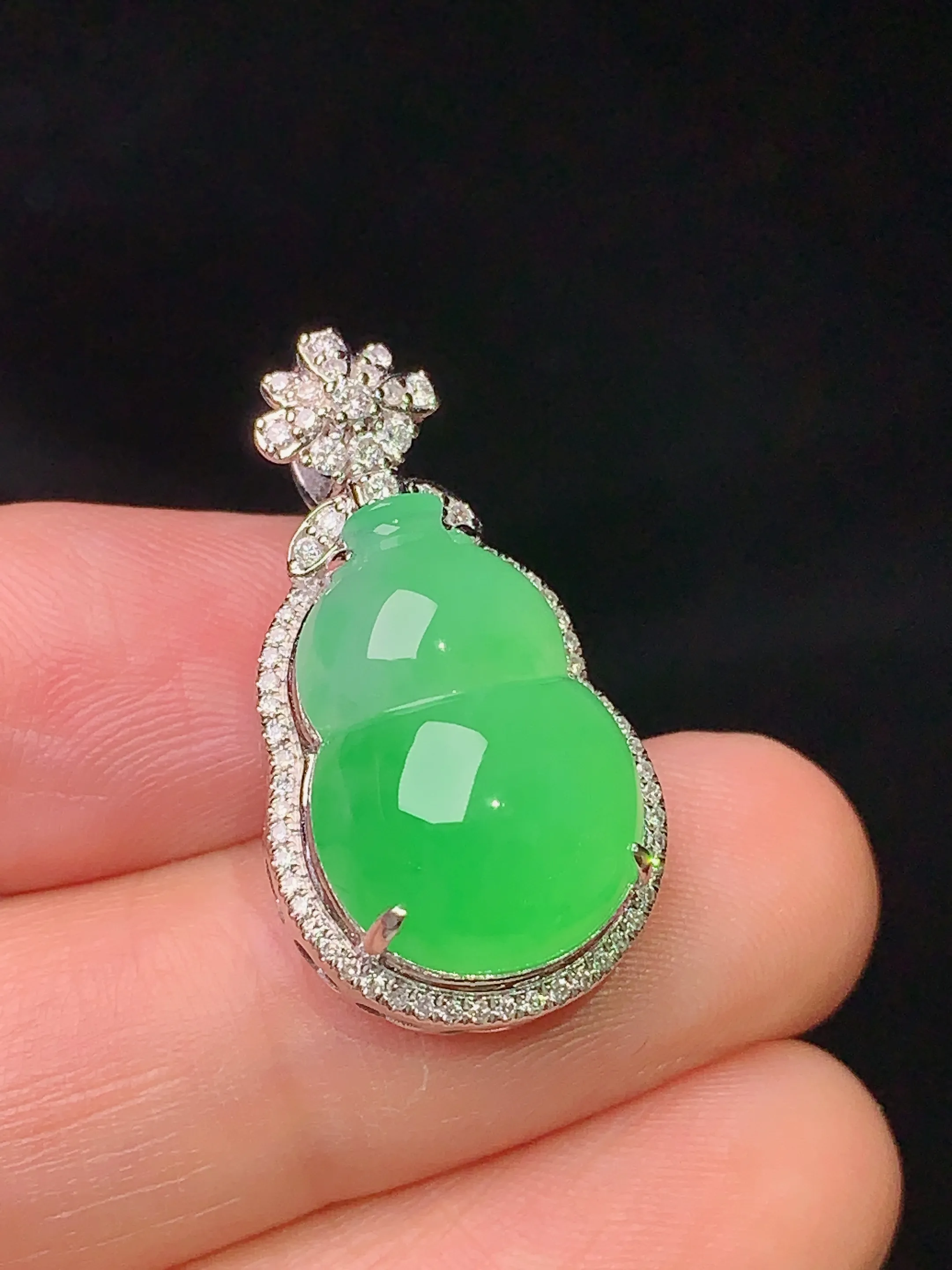 18k金钻镶嵌翠绿葫芦吊坠 玉质细腻 水润亮眼 色泽艳丽 整体尺寸26*14.2*10.6