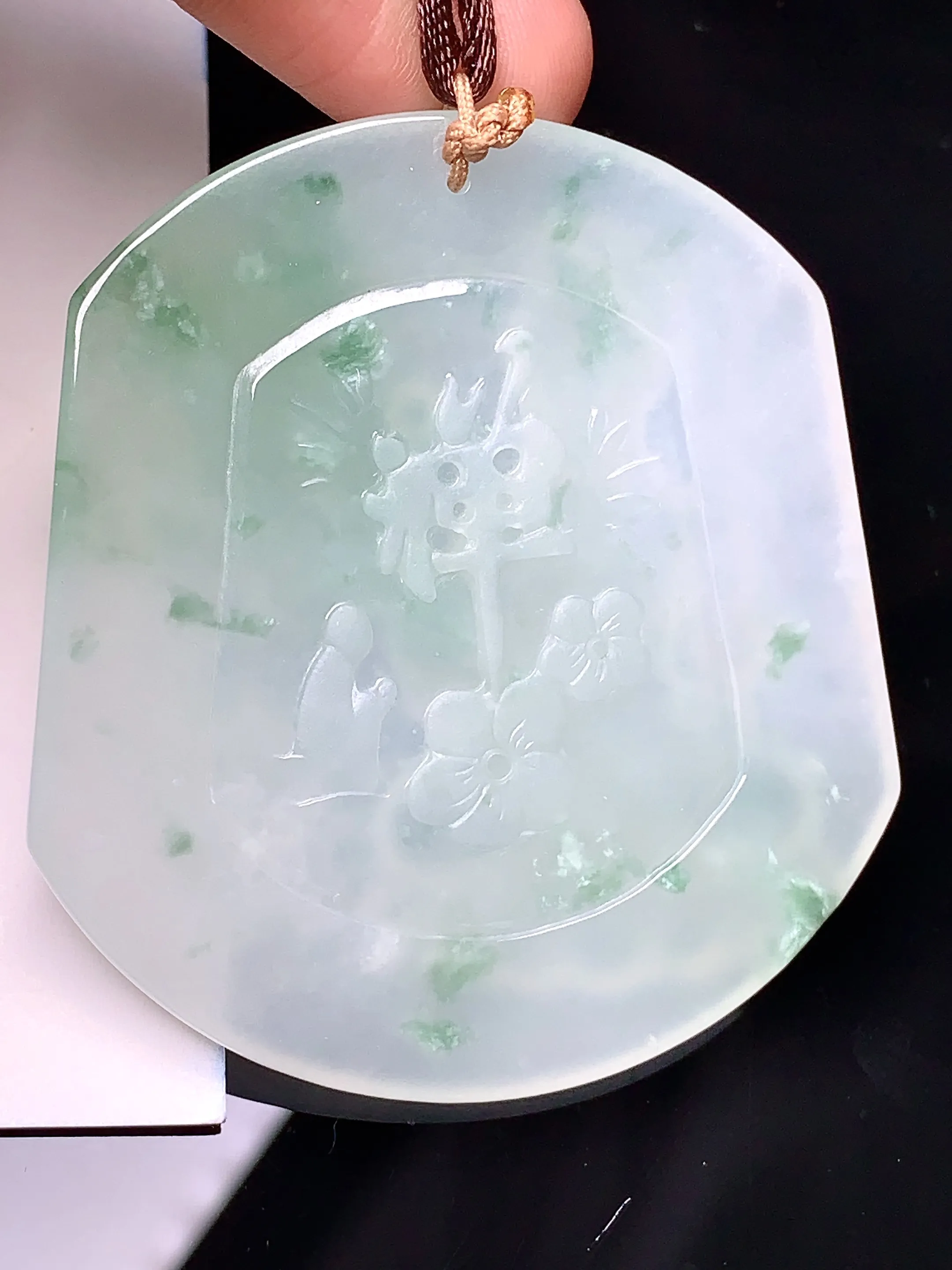 飘绿不动冥王吊坠 玉质细腻 水润亮眼 色泽艳丽 整体尺寸57*51.6*6.5