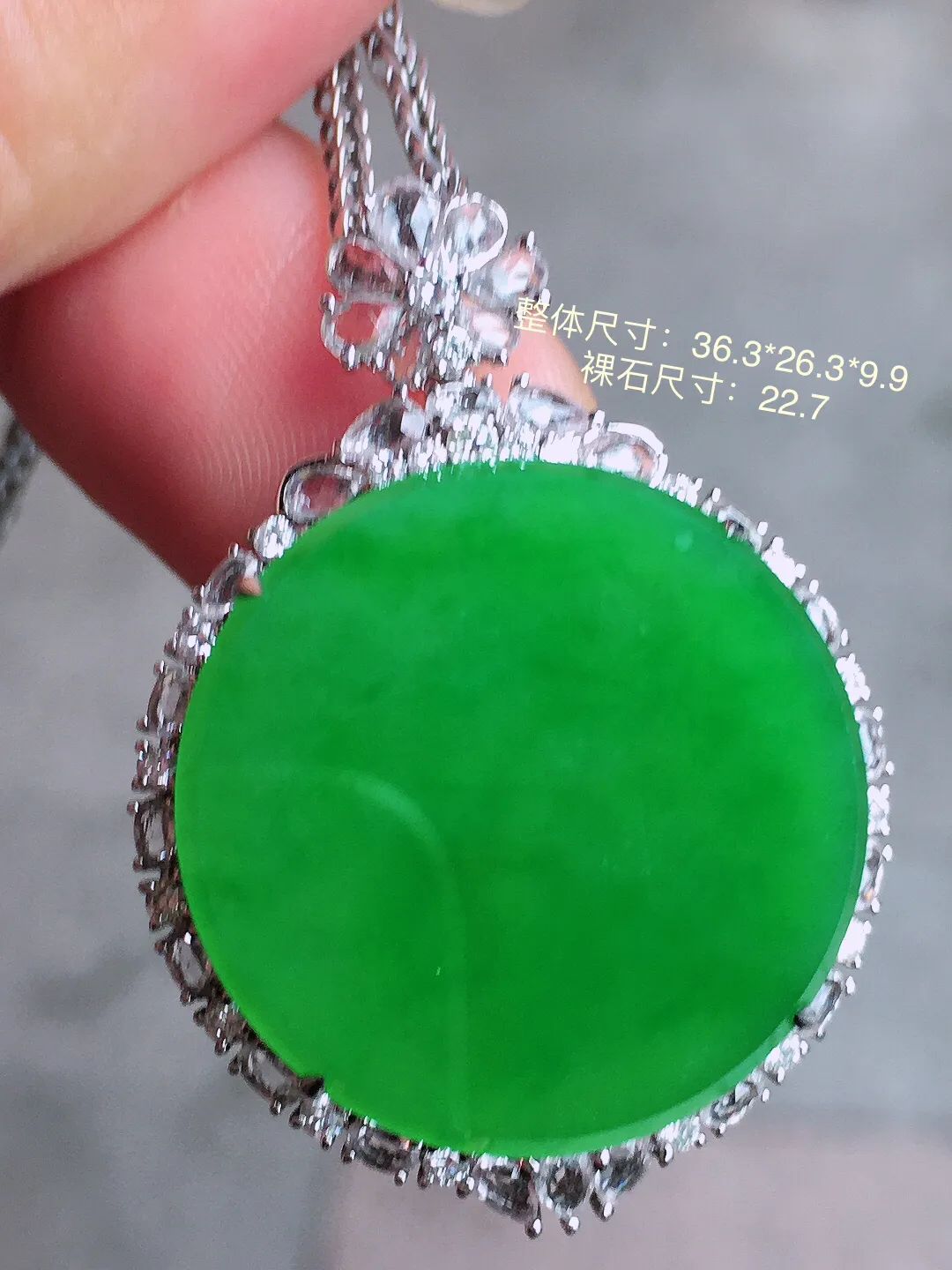 阳绿平安扣吊坠，色泽均匀艳丽，玉质细腻，荧光感超
强，饱满圆润，气质满满。18k
金豪华镶嵌