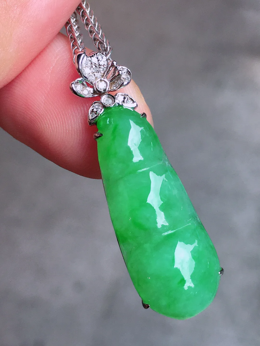 阳绿福豆吊坠，色泽均匀艳丽，玉质细腻，荧光感超
强，饱满圆润，气质满满。18k
金豪华镶嵌