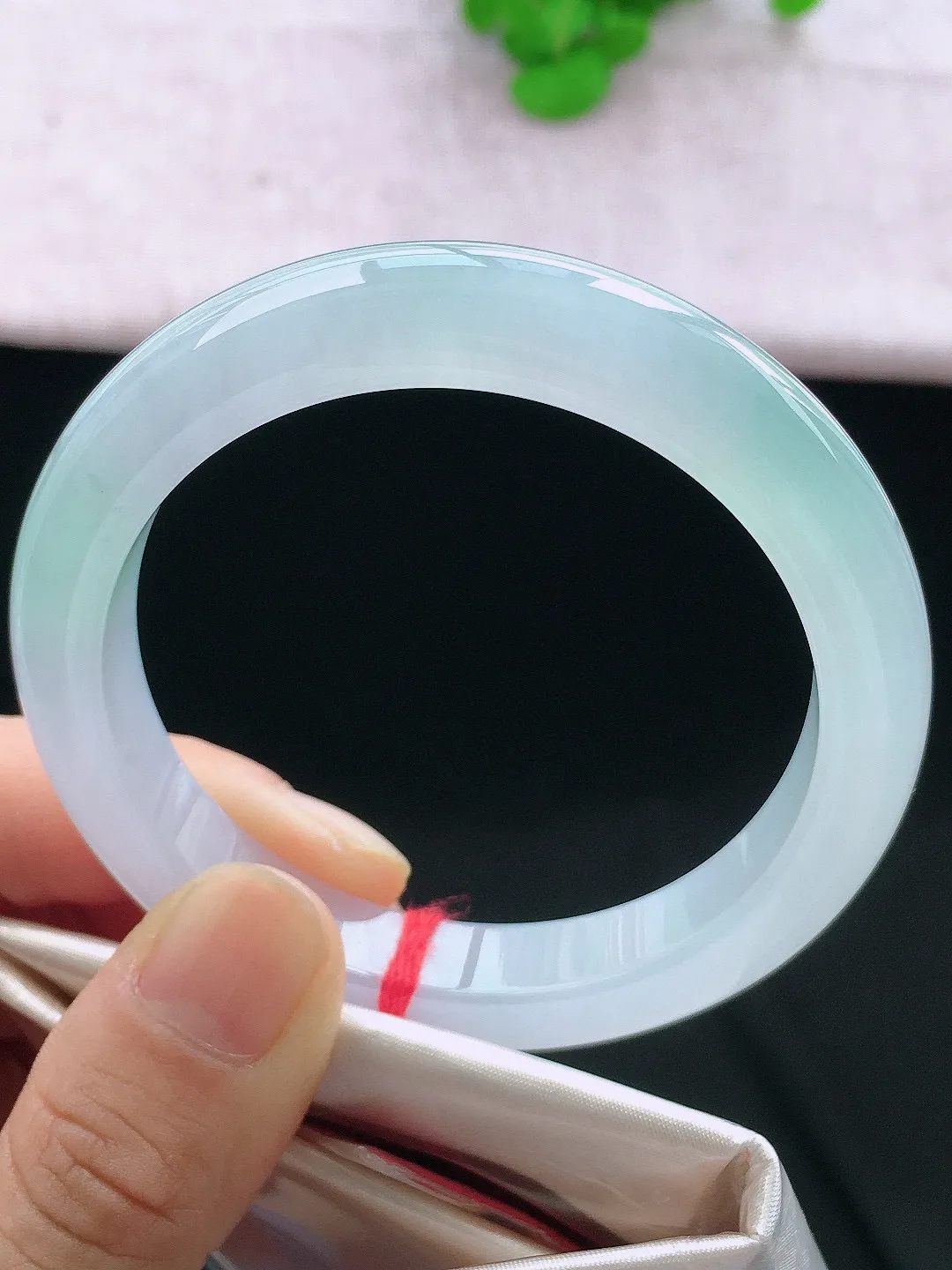 正圈55-56可戴，种老水足，尺寸55.3/10.5/8.8mm，冰飘绿正圈翡翠手镯
