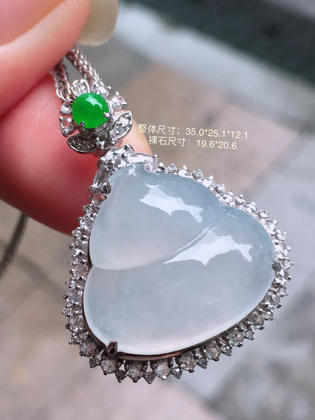 冰种葫芦吊坠，玉质细腻，荧光感超
强，饱满圆润，气质满满。18k
金豪华镶嵌