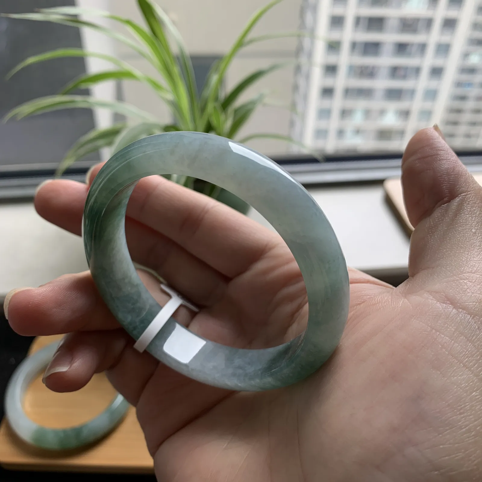 58圈口飘绿手镯