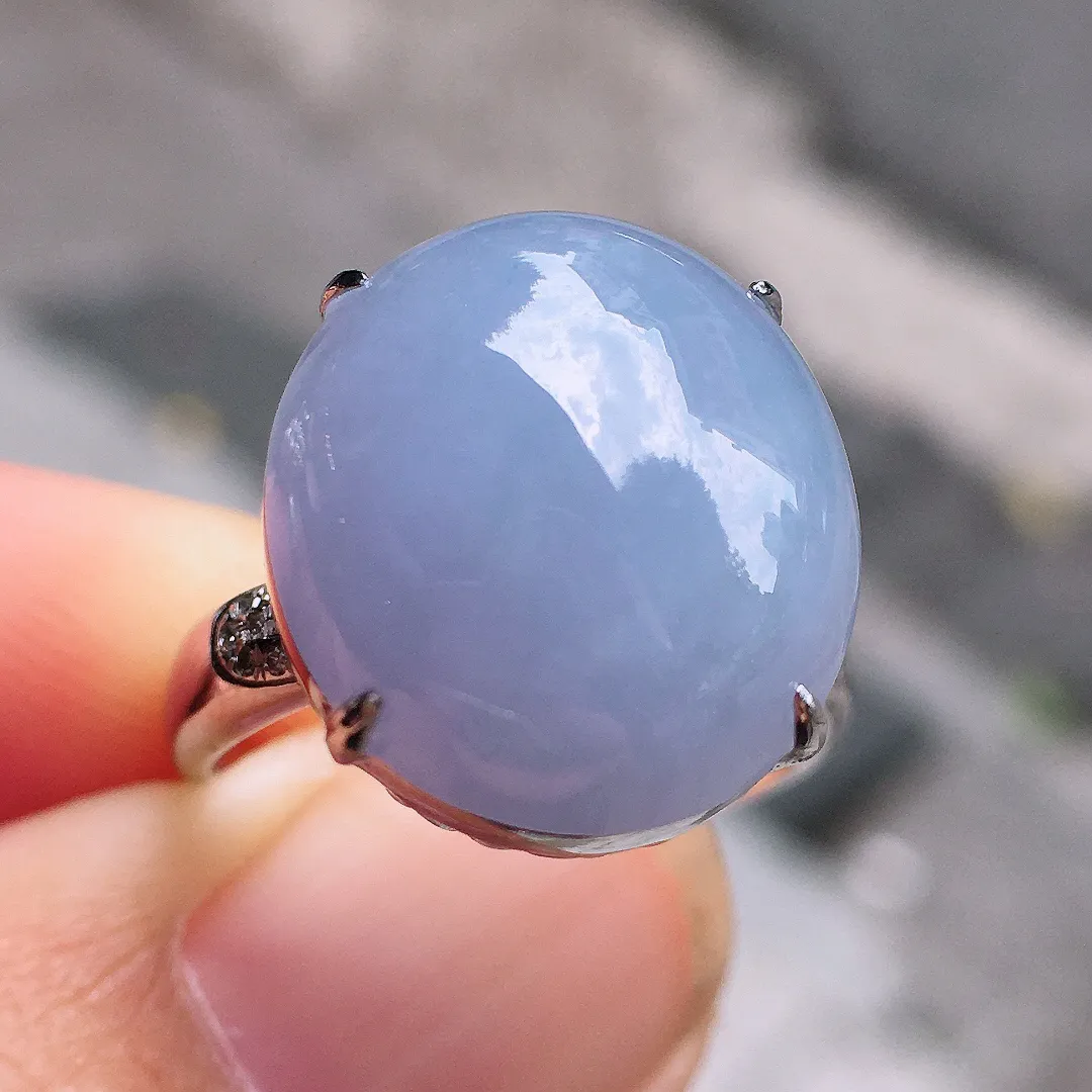紫罗兰蛋面戒指，色泽均匀艳丽，玉质细腻，荧光感超
强，饱满圆润，气质满满。18k
金豪华镶嵌