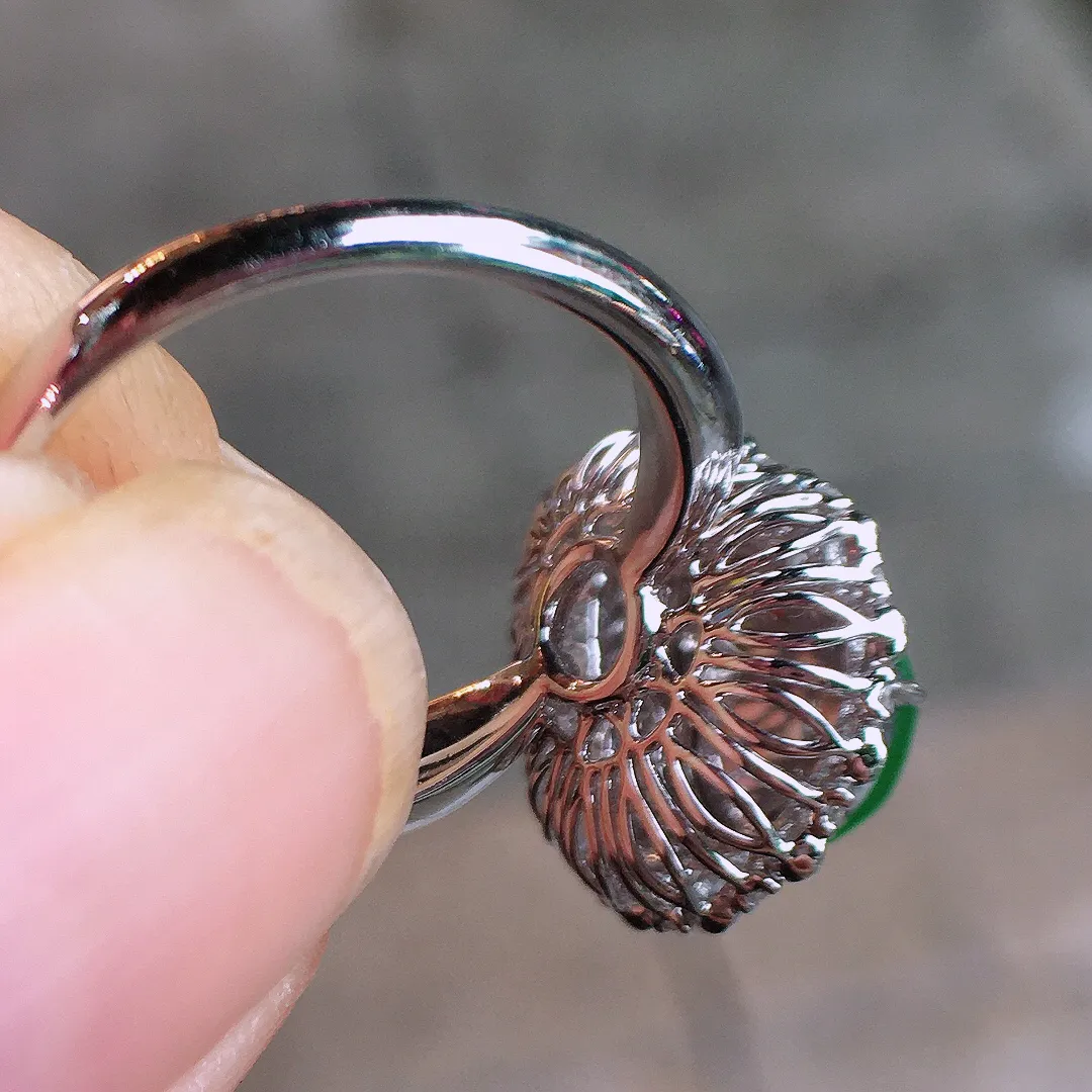 阳绿葫芦戒指，色泽均匀浓郁，玉质细腻，荧光感超
强，饱满圆润，气质满满。18k
金豪华镶嵌
