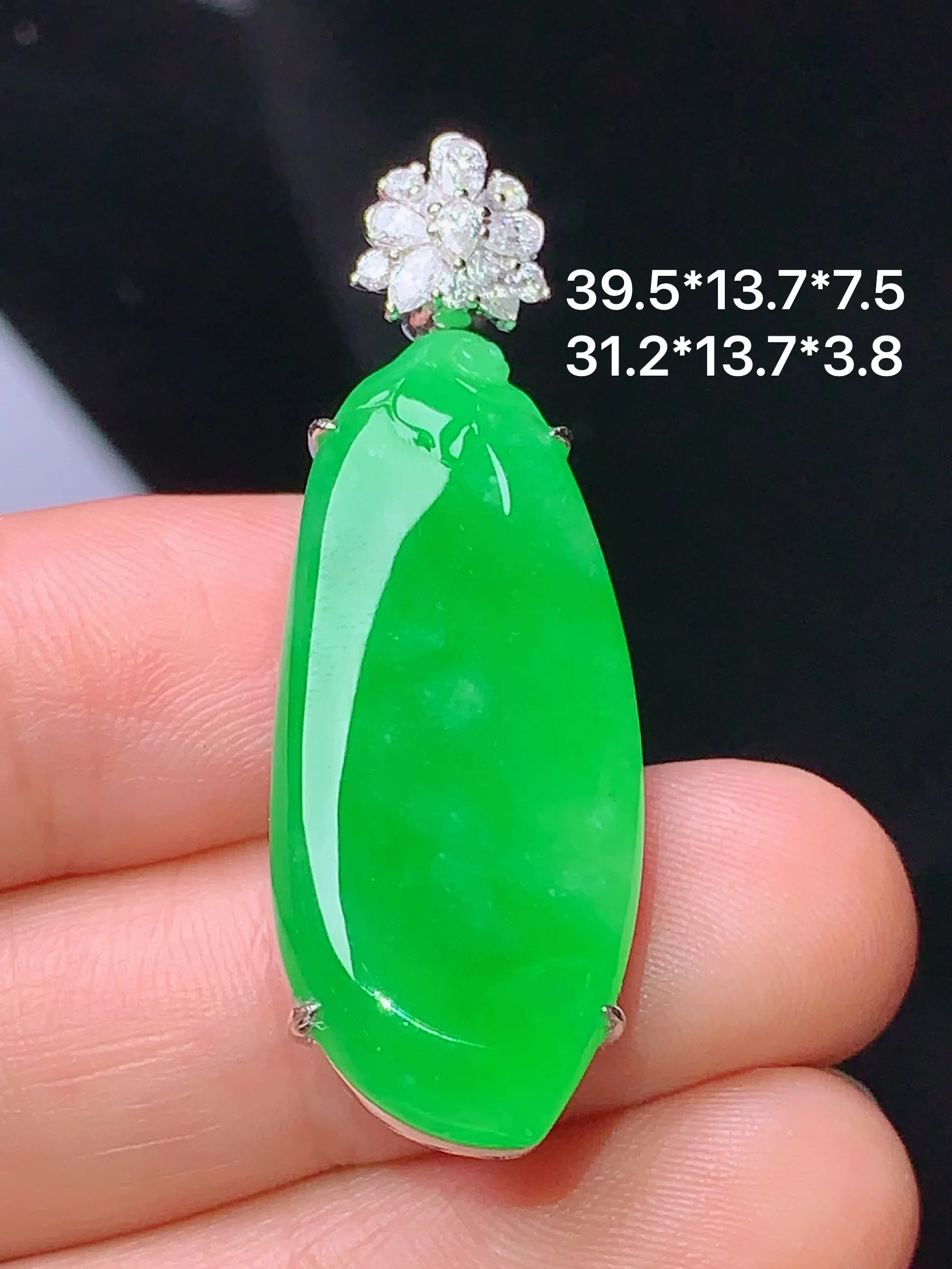 18k金钻镶嵌满绿福瓜吊坠 玉质细腻 水润亮眼 色泽艳丽 整体尺寸39.5*13.7*7.5