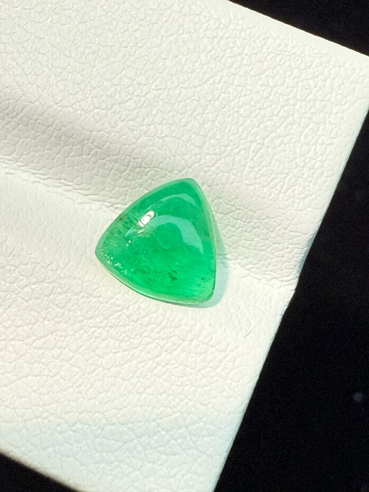 0.86ct天然祖母绿裸石，尺寸7.3*7.5*2.2毫米，颜色美艳 ，晶体通透，火彩足