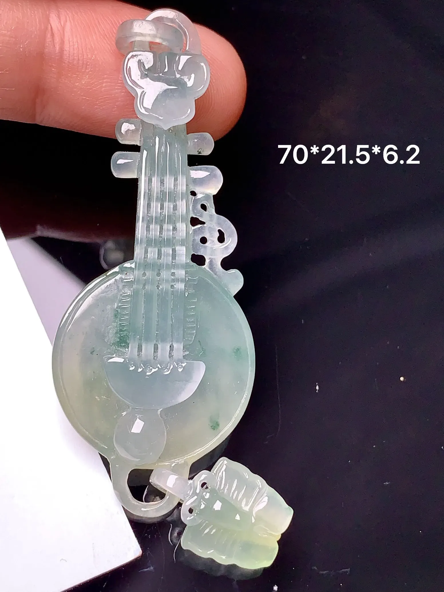 飘绿黄翡琵琶吊坠 玉质细腻 水润亮眼 色泽艳丽 整体尺寸70*21.5*6.2
