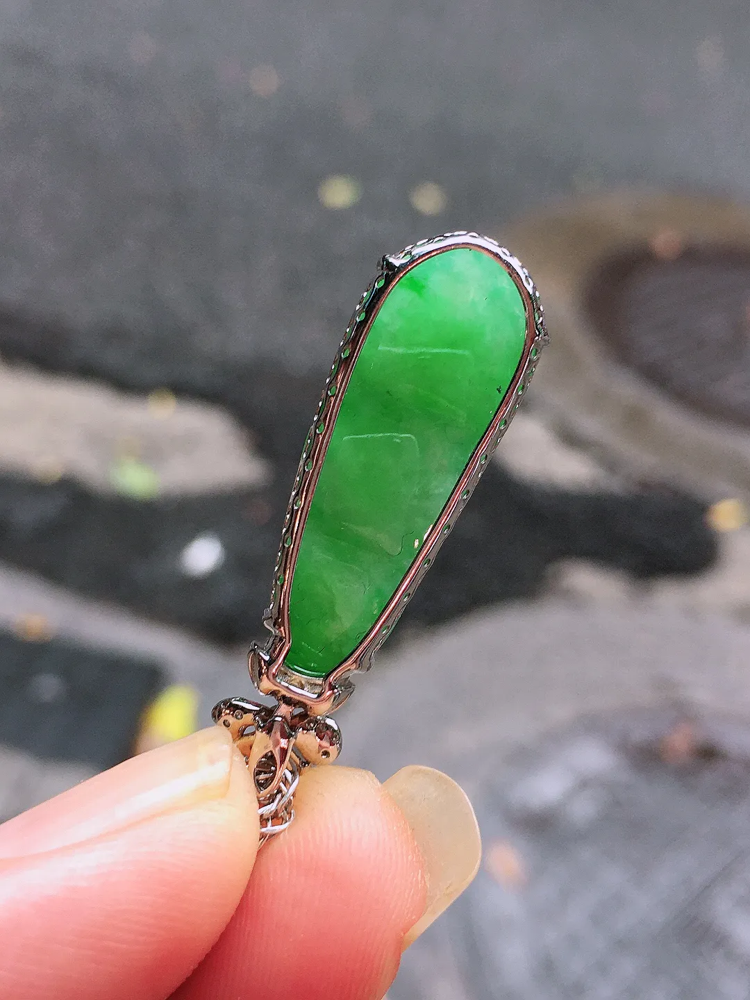 阳绿福豆吊坠，色泽均匀艳丽，玉质细腻，荧光感超
强，饱满圆润，气质满满。18k
金豪华镶嵌
