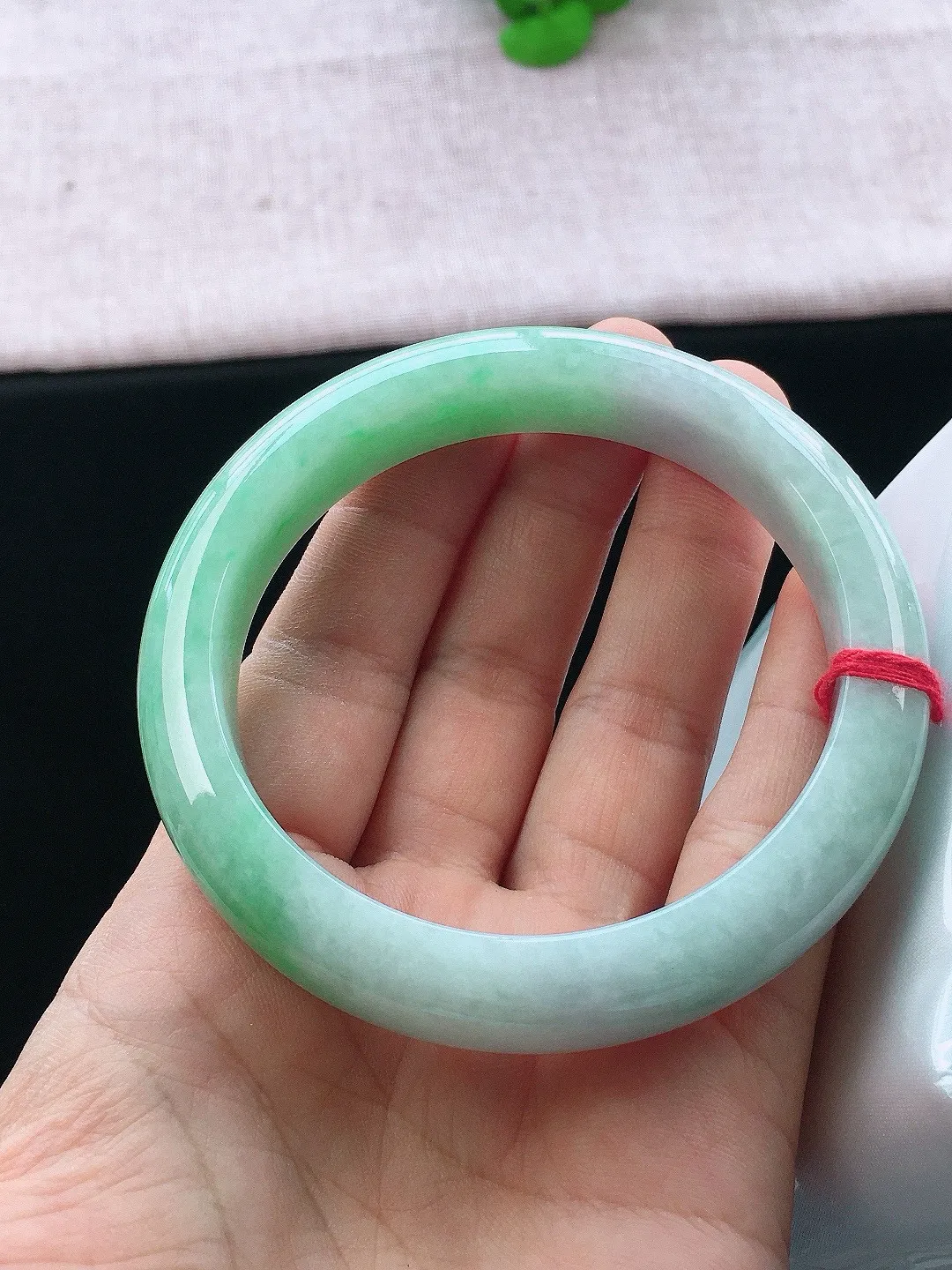 正圈62-63可戴，种老水足，尺寸62.5/12.3/9.5mm，冰飘绿大圈口正圈翡翠手镯
