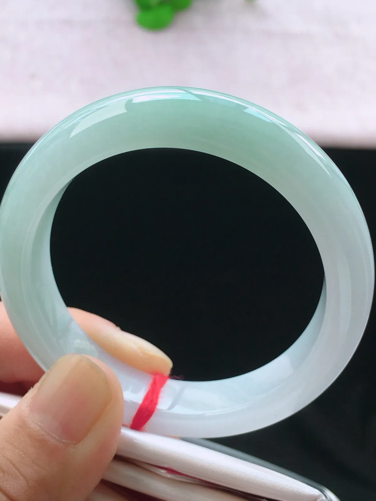 正圈51-52可戴，种老水足，尺寸52/11.8/8.8mm，底色正圈翡翠手镯