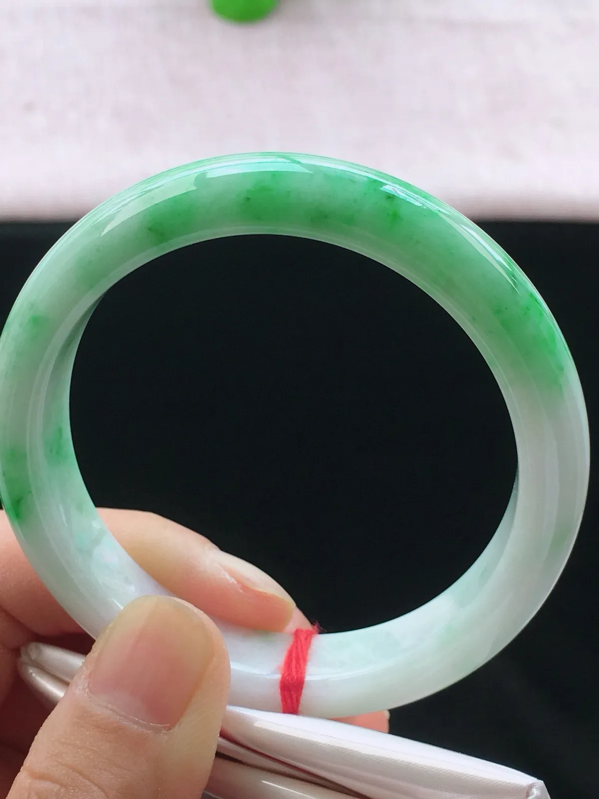 正圈54-55可戴，种老水足，尺寸55/11.7/8mm，冰飘绿正圈翡翠手镯